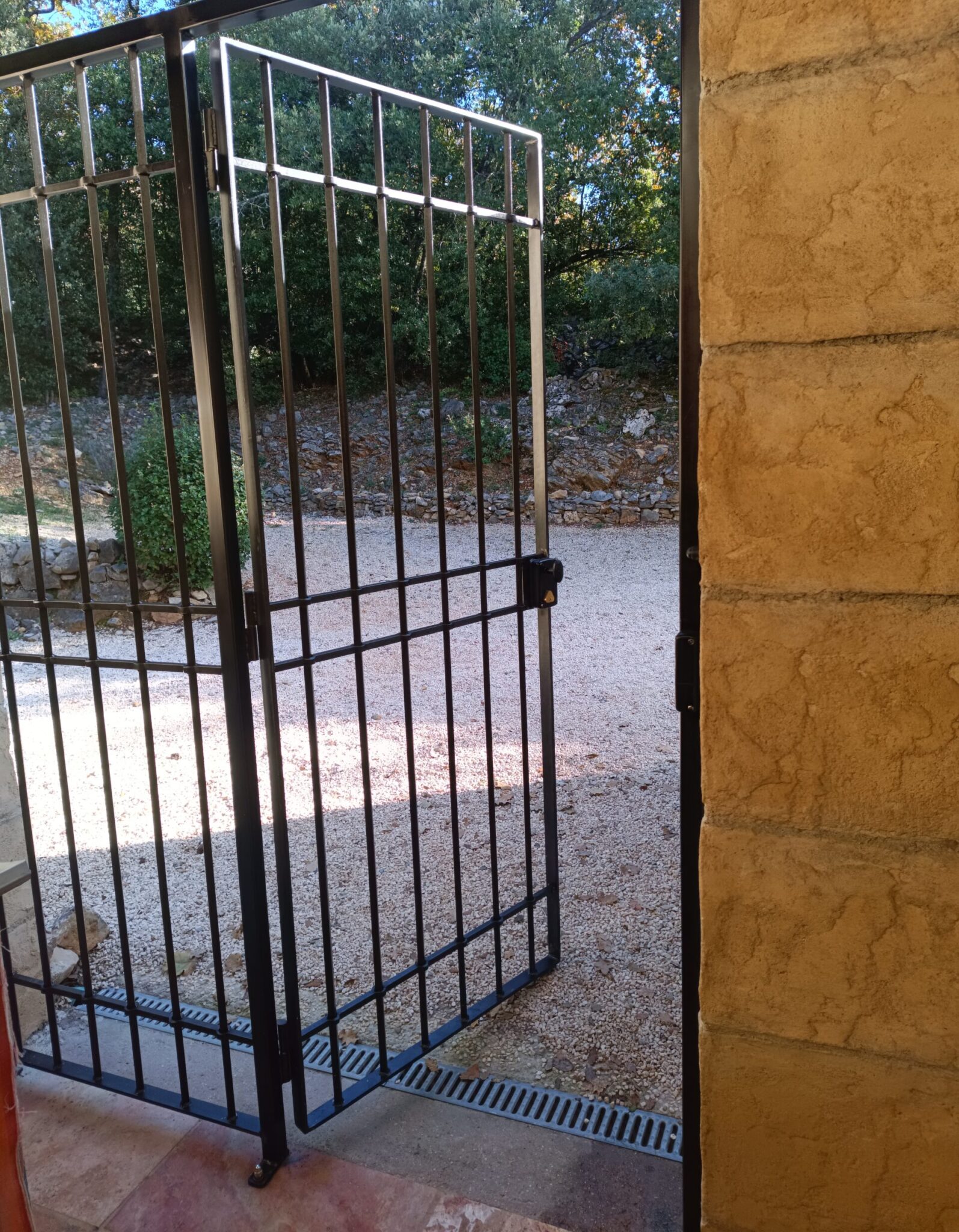 Portail métallique sécurisé à l'entrée d'une maison