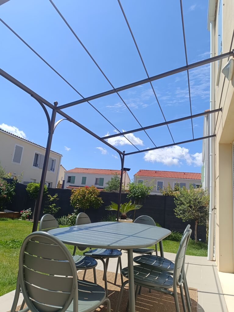 Pergola en fer forgé - Trets - Adaptée pour canisses et voiles coco.
