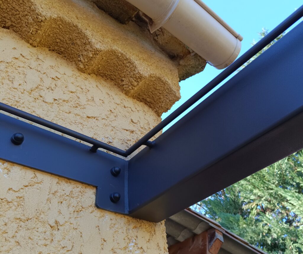 Pergola avec système d'accroche intégrée pour bâche étanche et microperforée.
