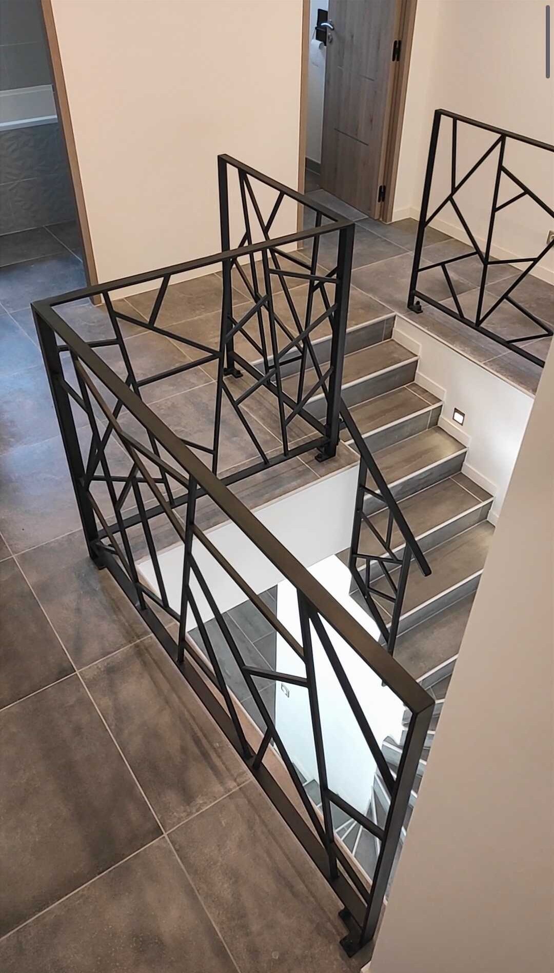 Garde-corps en fer design géométrique avec finition époxy noire mat – fabrication sur mesure LCMZ