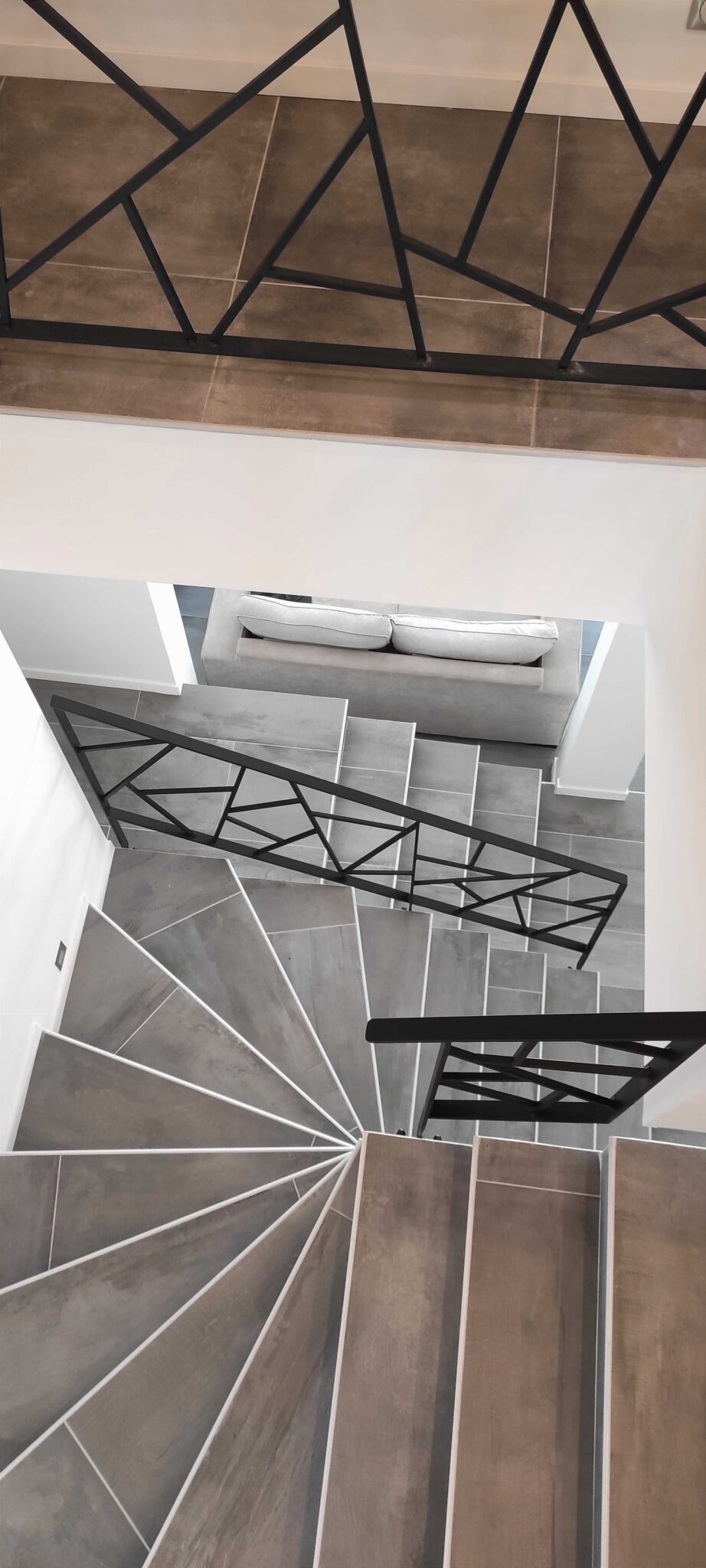 Garde-corps en acier noir sur mesure avec motifs géométriques, posé sur escalier tournant à Aix-en-Provence
