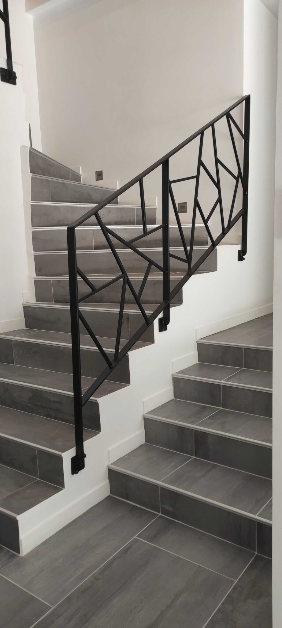 Garde-corps sur mesure en acier noir pour escalier moderne à Aix-en-Provence