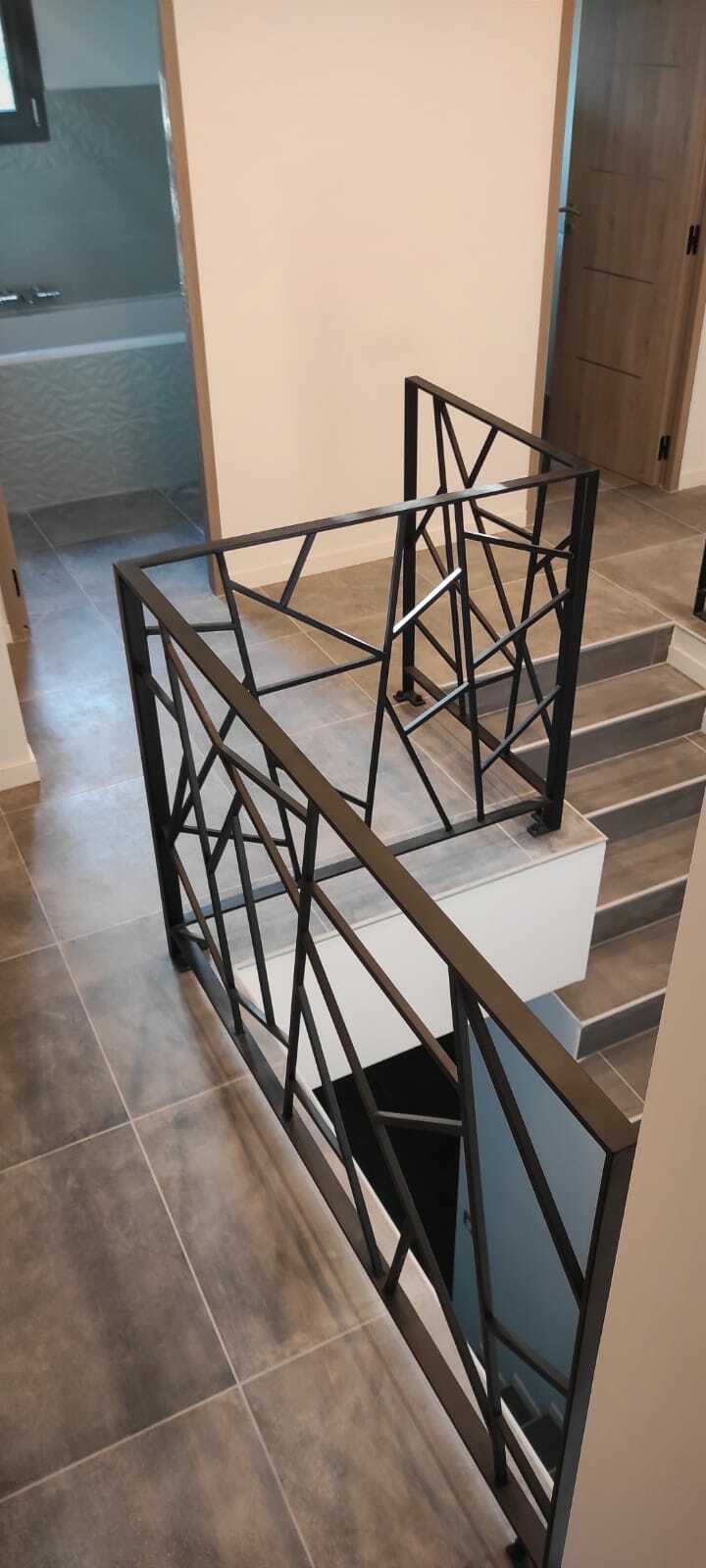 Garde-corps design en acier pour palier et départ d'escalier – pose à Aix-en-Provence