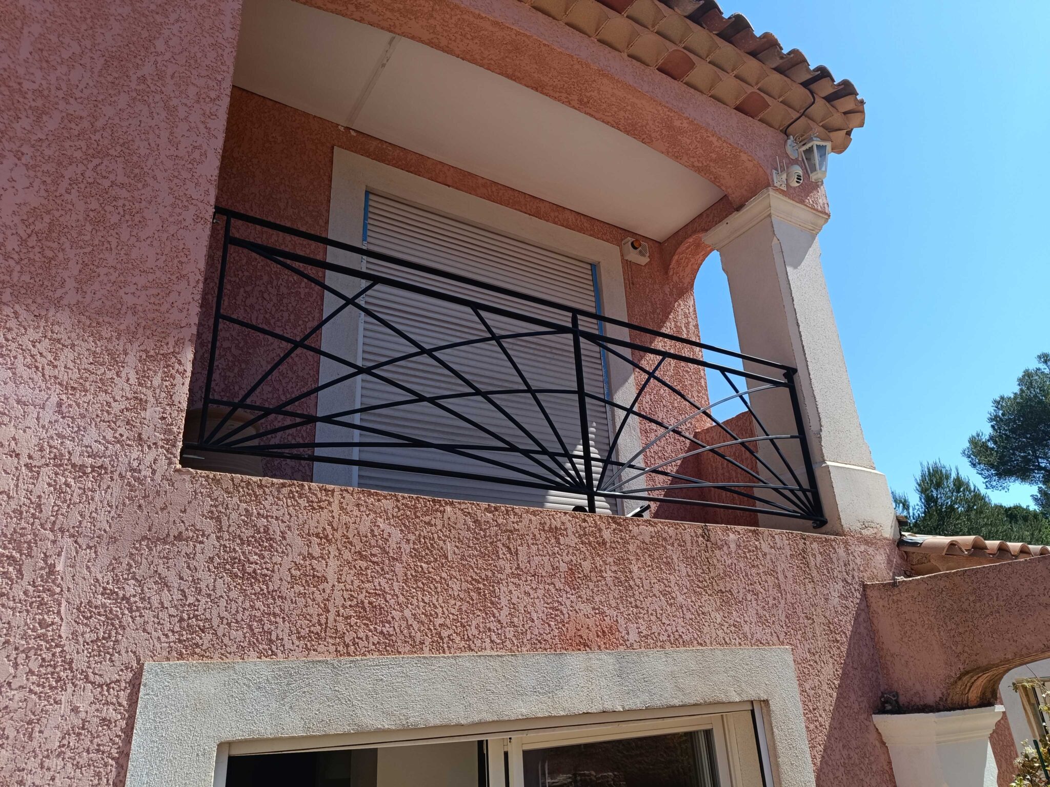 Garde-corps en fer design rayonnant – balcon extérieur d’une maison en façade