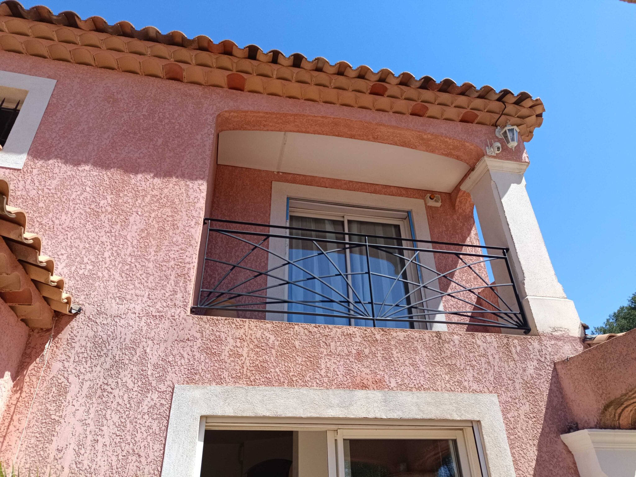 Garde-corps fer sur mesure pour balcon – motifs géométriques