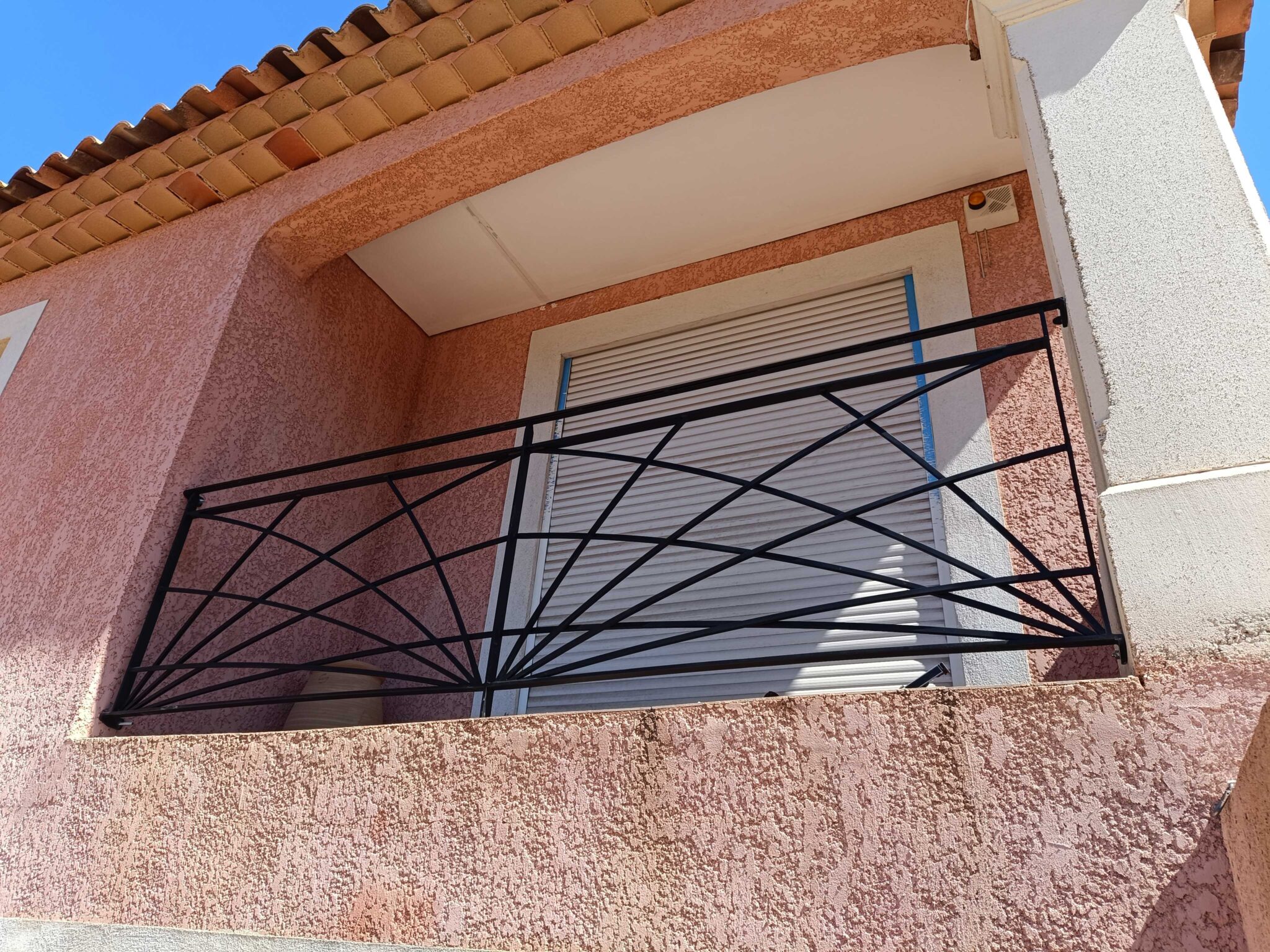Garde-corps balcon en fer avec motif éventail – fabrication sur mesure