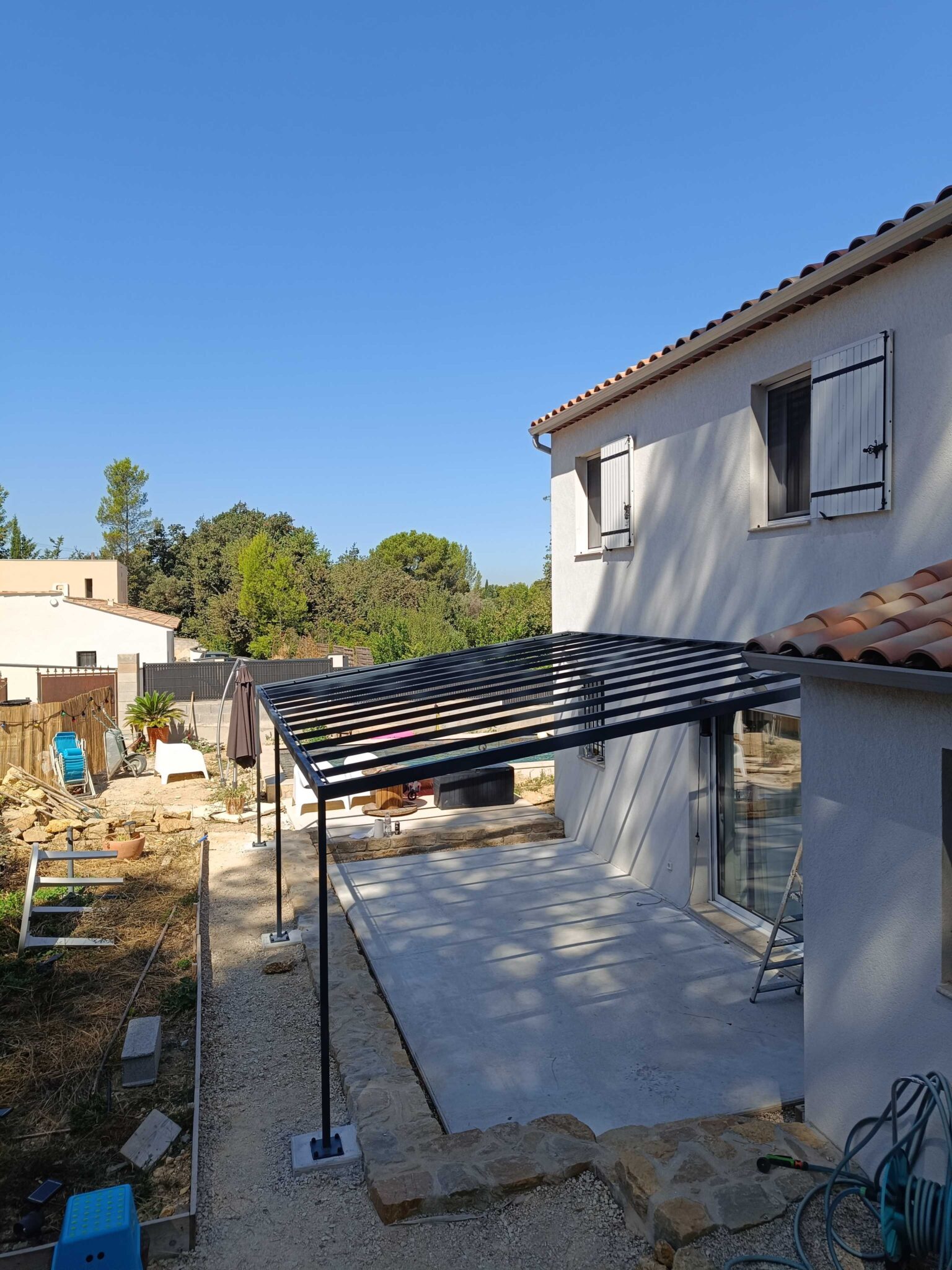 Pergola sur terrasse adossée, vue depuis le jardin
