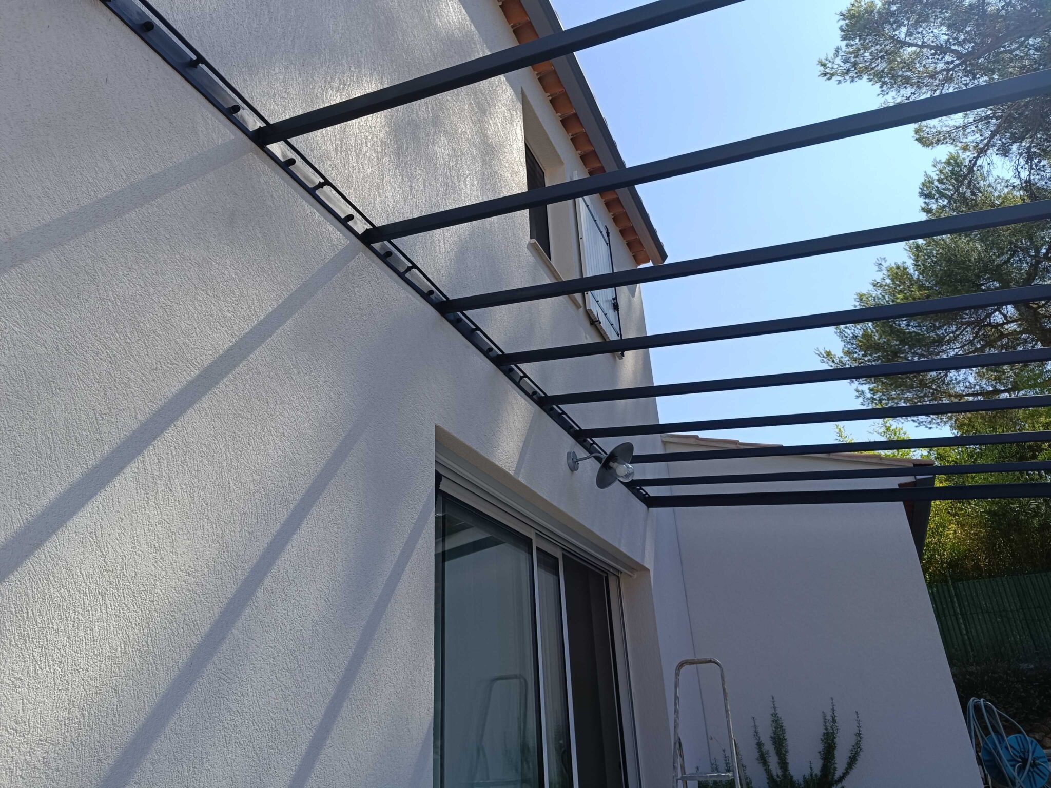 Pergola en acier sur mesure avec fixations murales à Trets