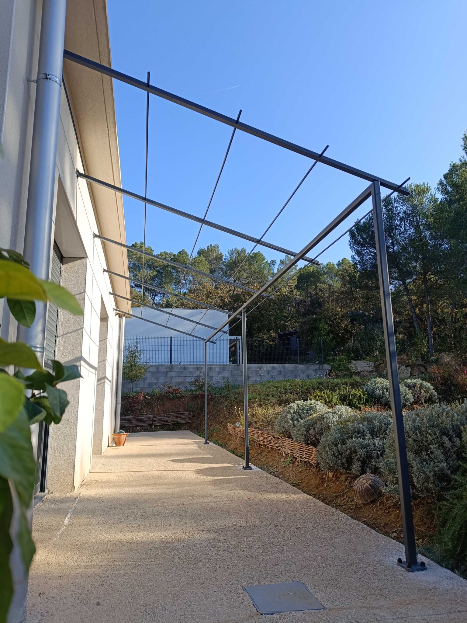 Pergola adossée en fer – structure minimaliste prête pour bâche ou toile tendue