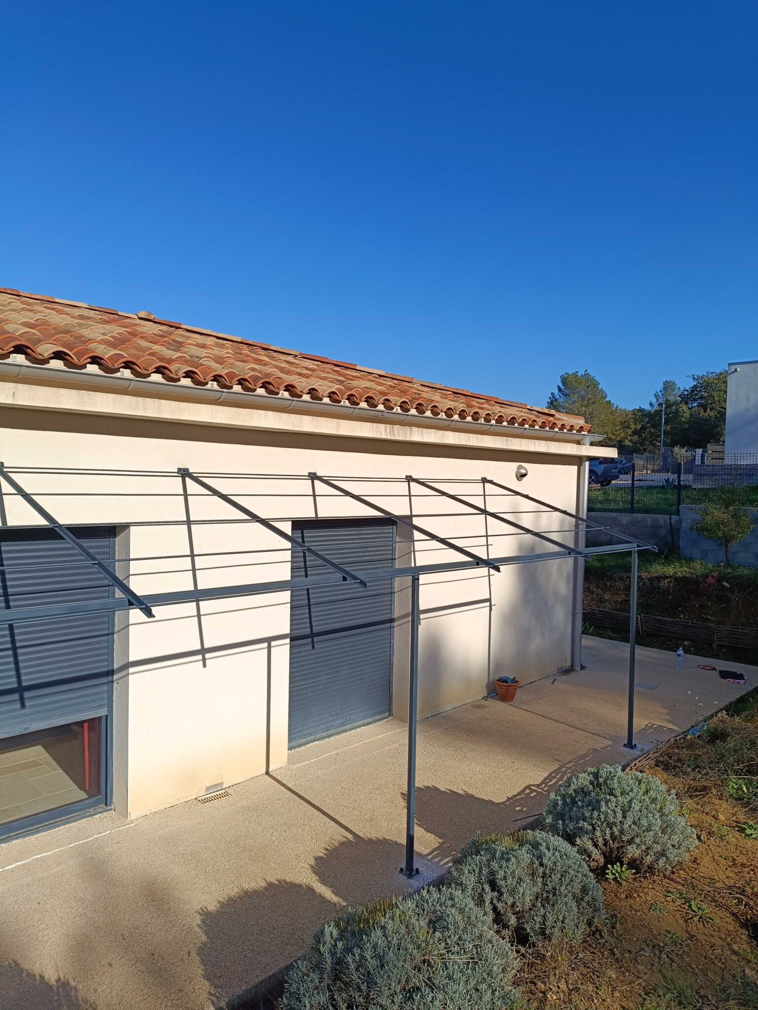 Pergola murale en fer avec poteaux ancrés – fixée le long de la façade