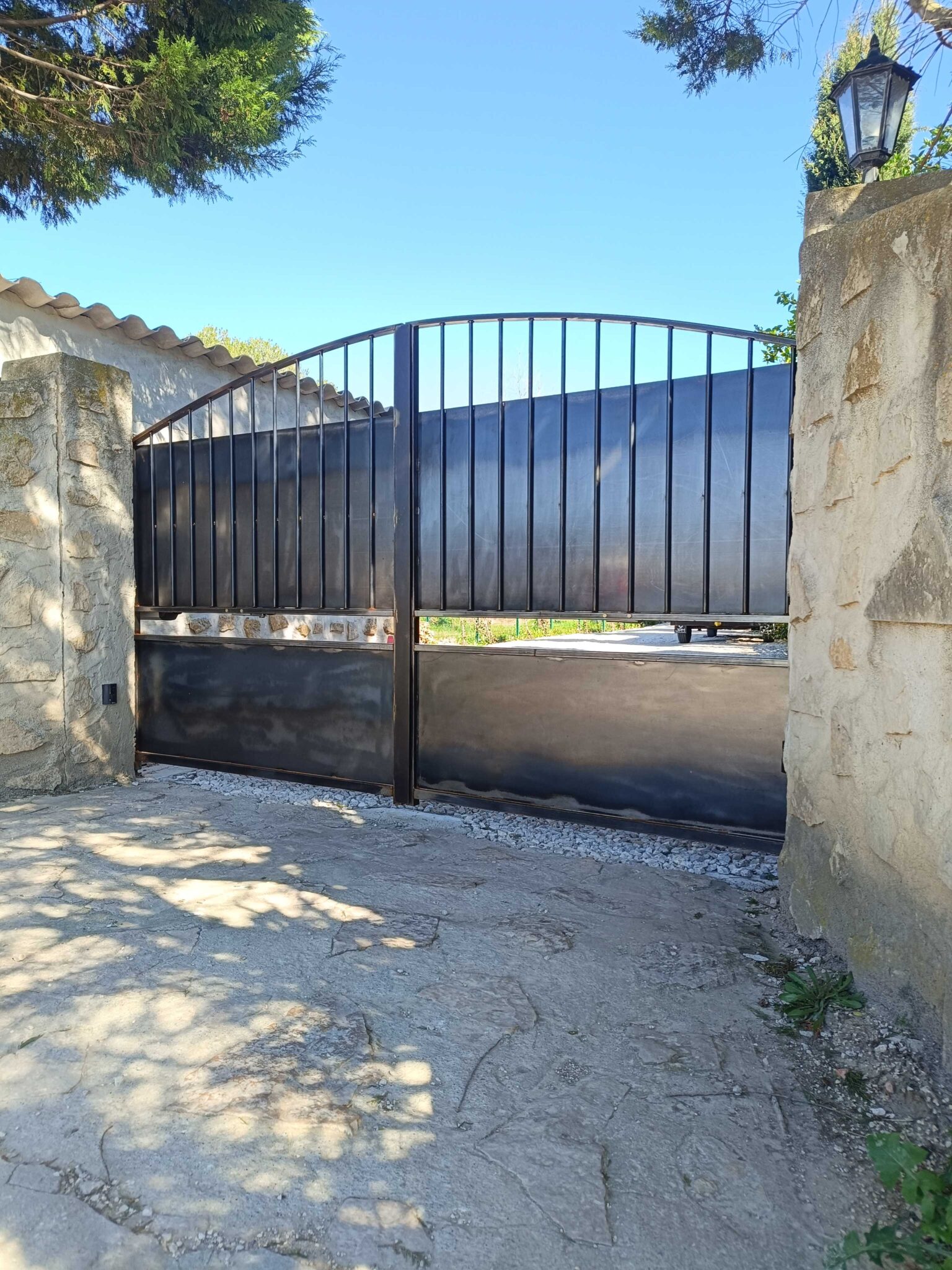 Portail battant plein en fer noir brut avec barreaudage vertical – LCMZ