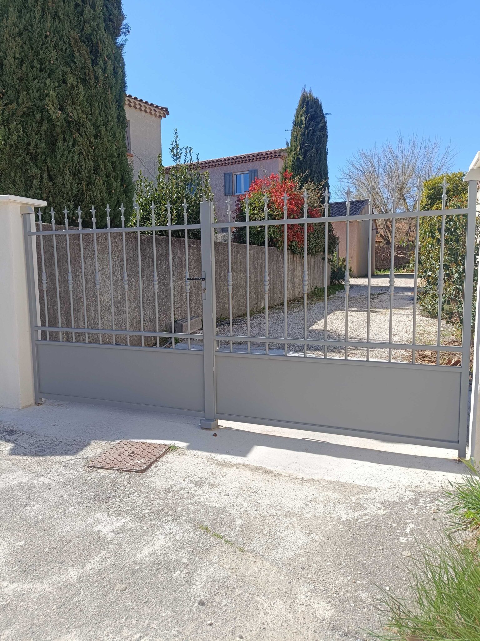 Portail en fer gris clair avec barreaux et pointes décoratives – fabrication sur mesure