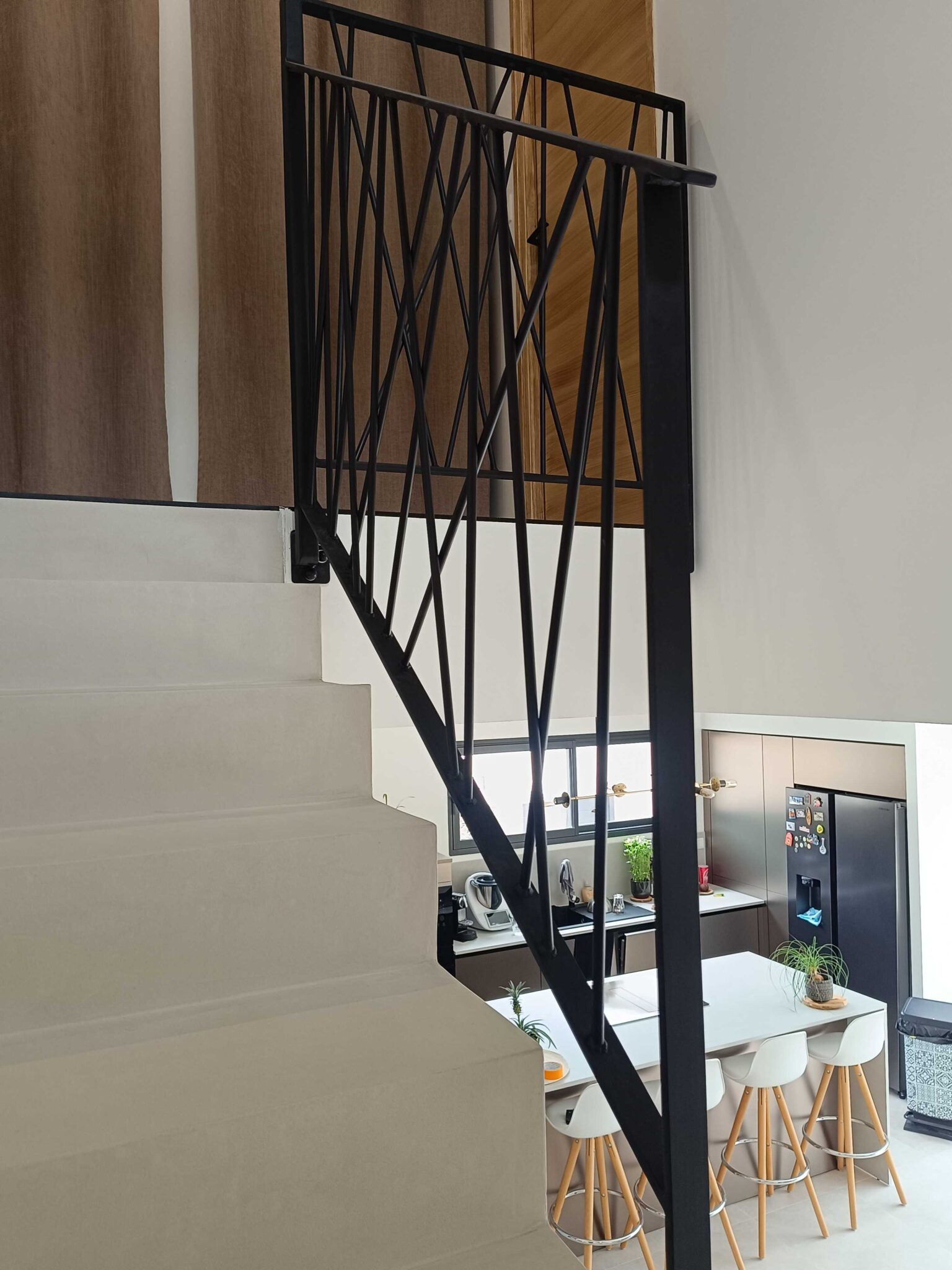 Garde-corps sur mesure contemporain en fer noir – escalier intérieur à Meyreuil