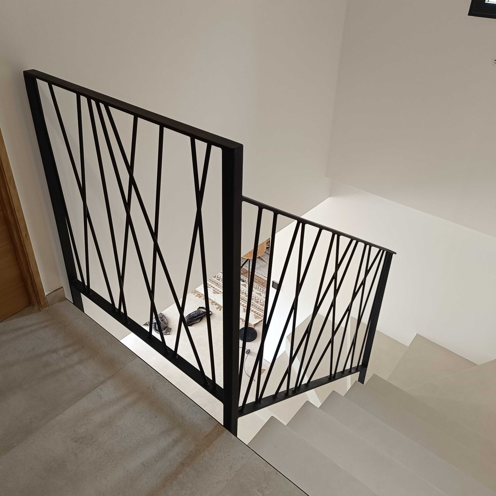 Garde-corps en fer design géométrique pour escalier intérieur – fabrication sur mesure LCMZ