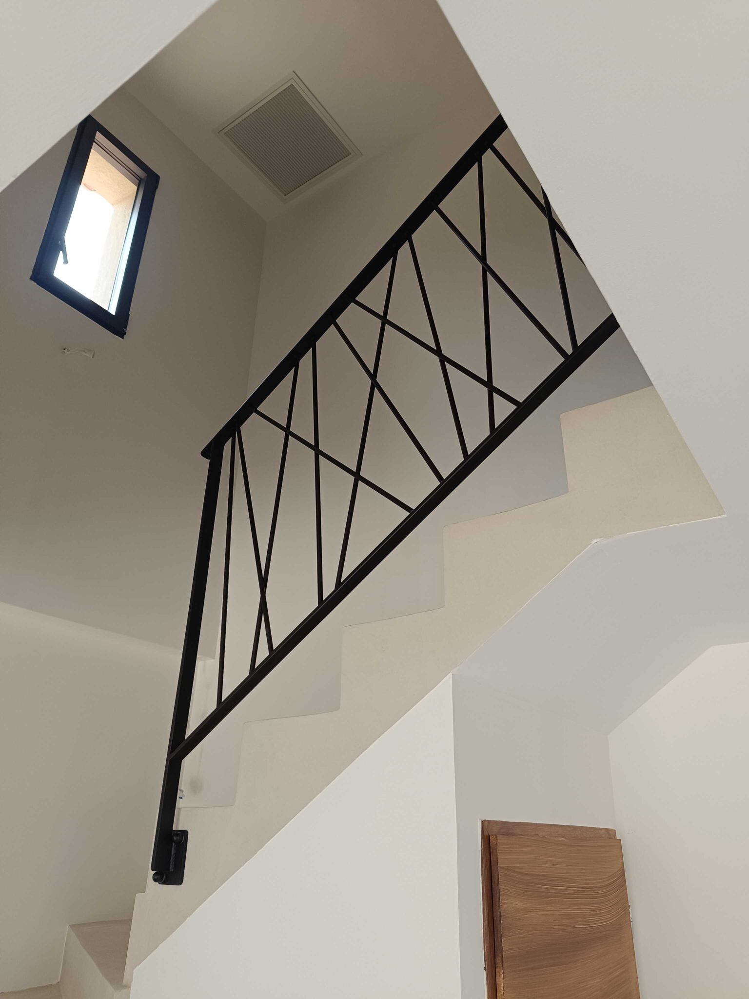 Garde-corps intérieur contemporain avec barres croisées – escalier droit à Meyreuil