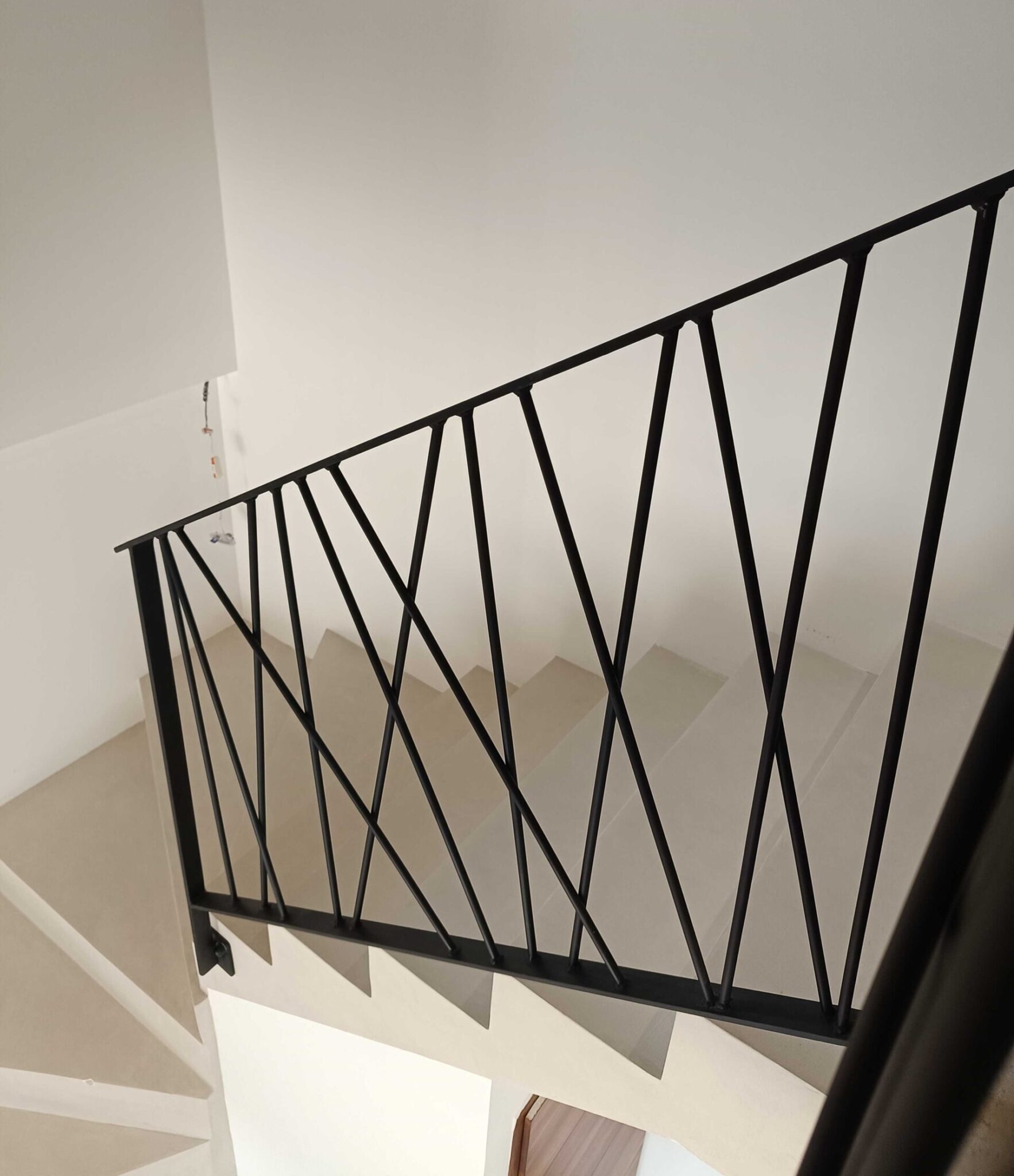 Garde-corps en fer noir au design graphique – intérieur contemporain à Meyreuil