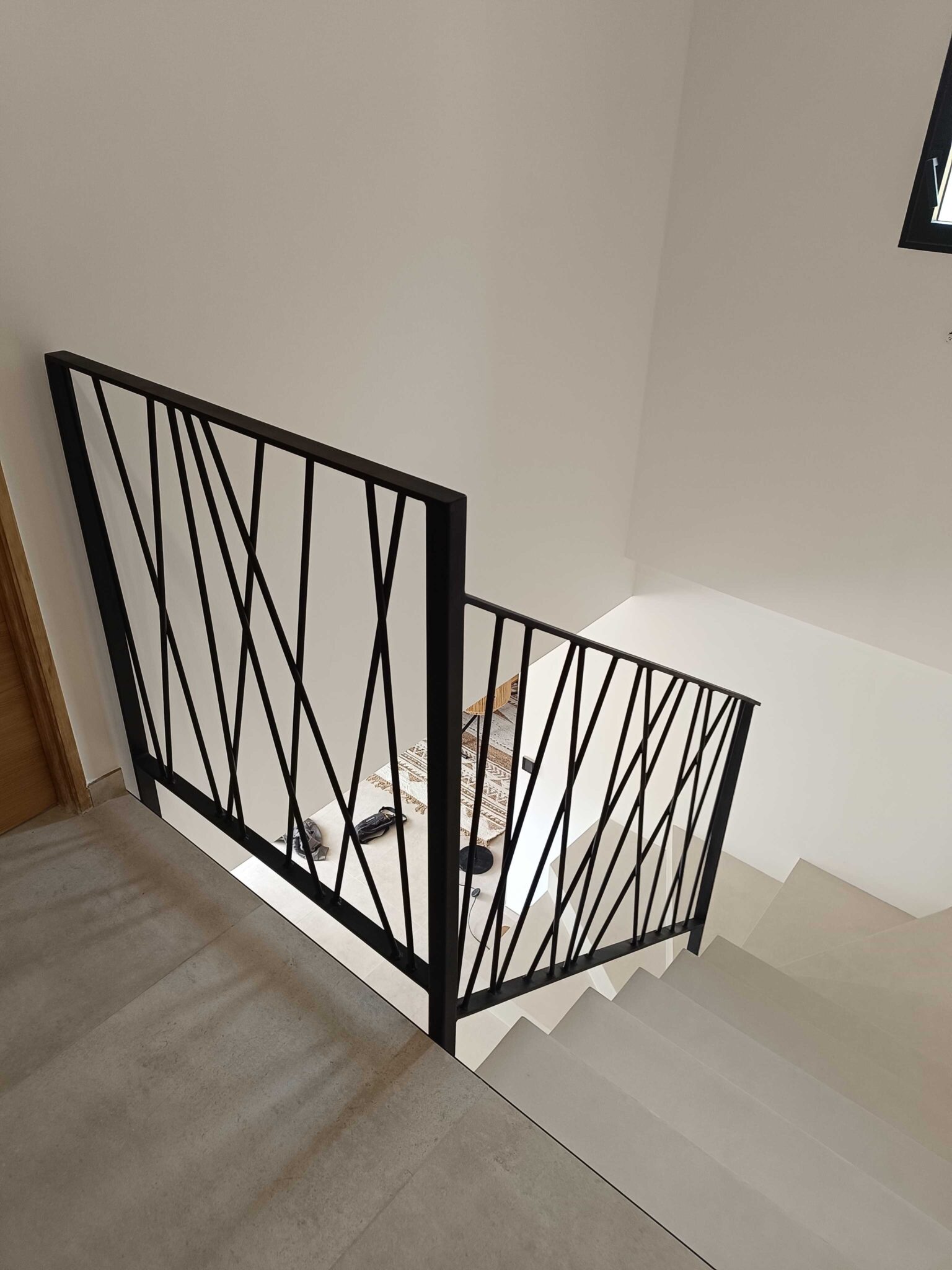 Garde-corps en fer forgé moderne avec motifs géométriques – fabrication artisanale LCMZ