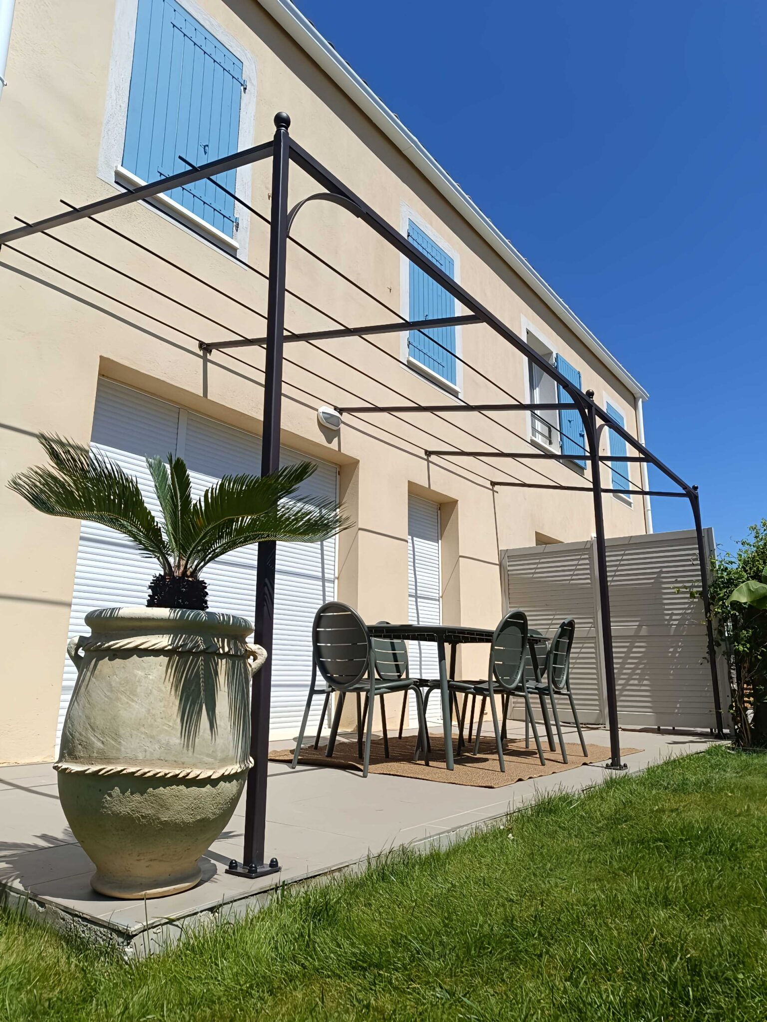 Pergola en fer avec arceaux décoratifs – structure prête à recevoir une toile tendue