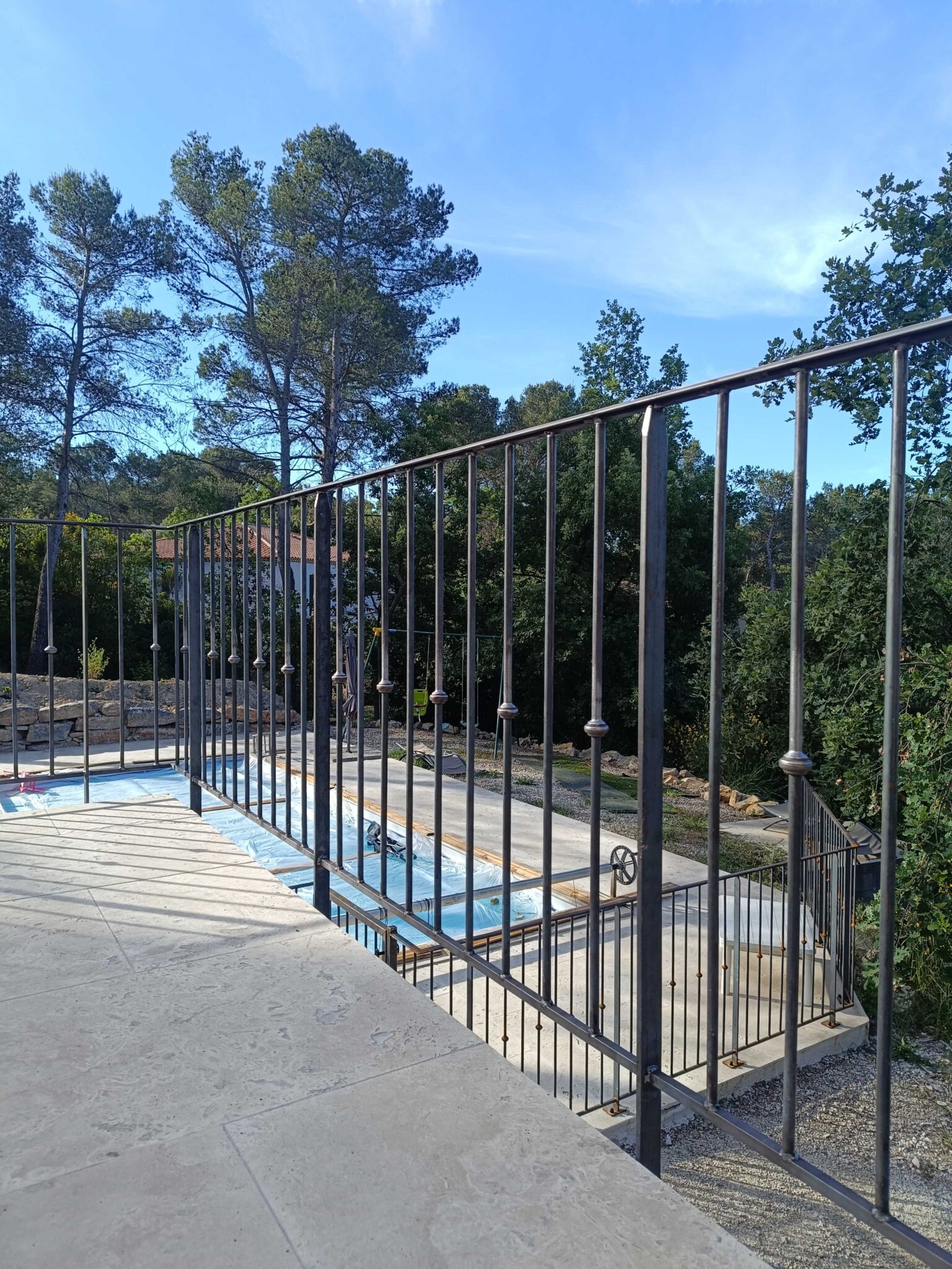 Garde-corps en fer forgé sur terrasse avec vue sur piscine à Belcodène