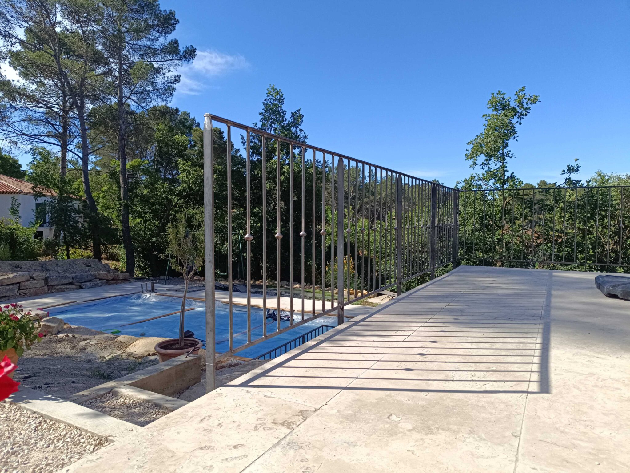 Garde-corps droit en fer plat autour d’une piscine enterrée