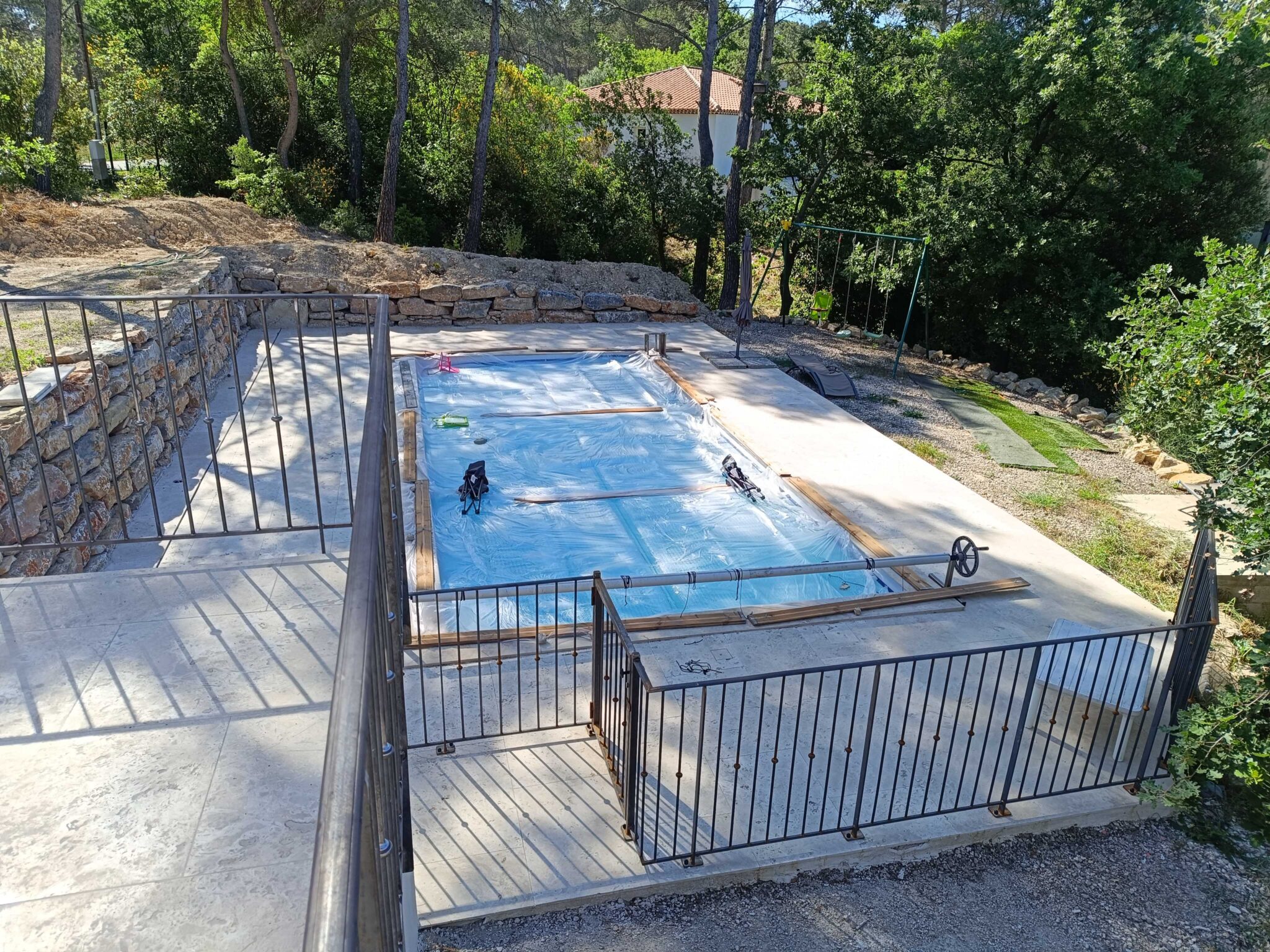 Garde-corps de sécurité autour d’une piscine extérieure