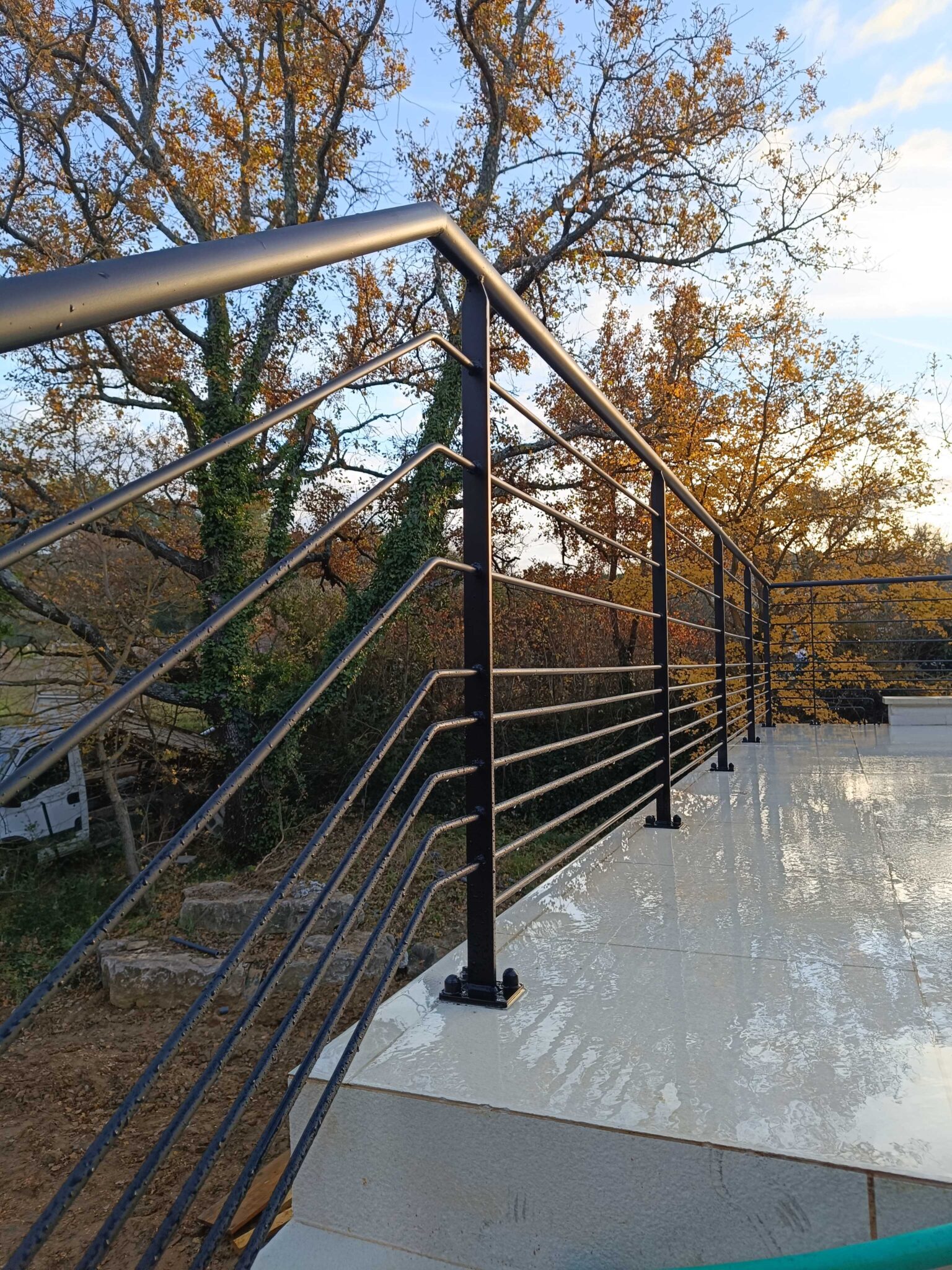 Garde-corps en fer avec lisses horizontales – installation sur terrasse extérieure – LCMZ