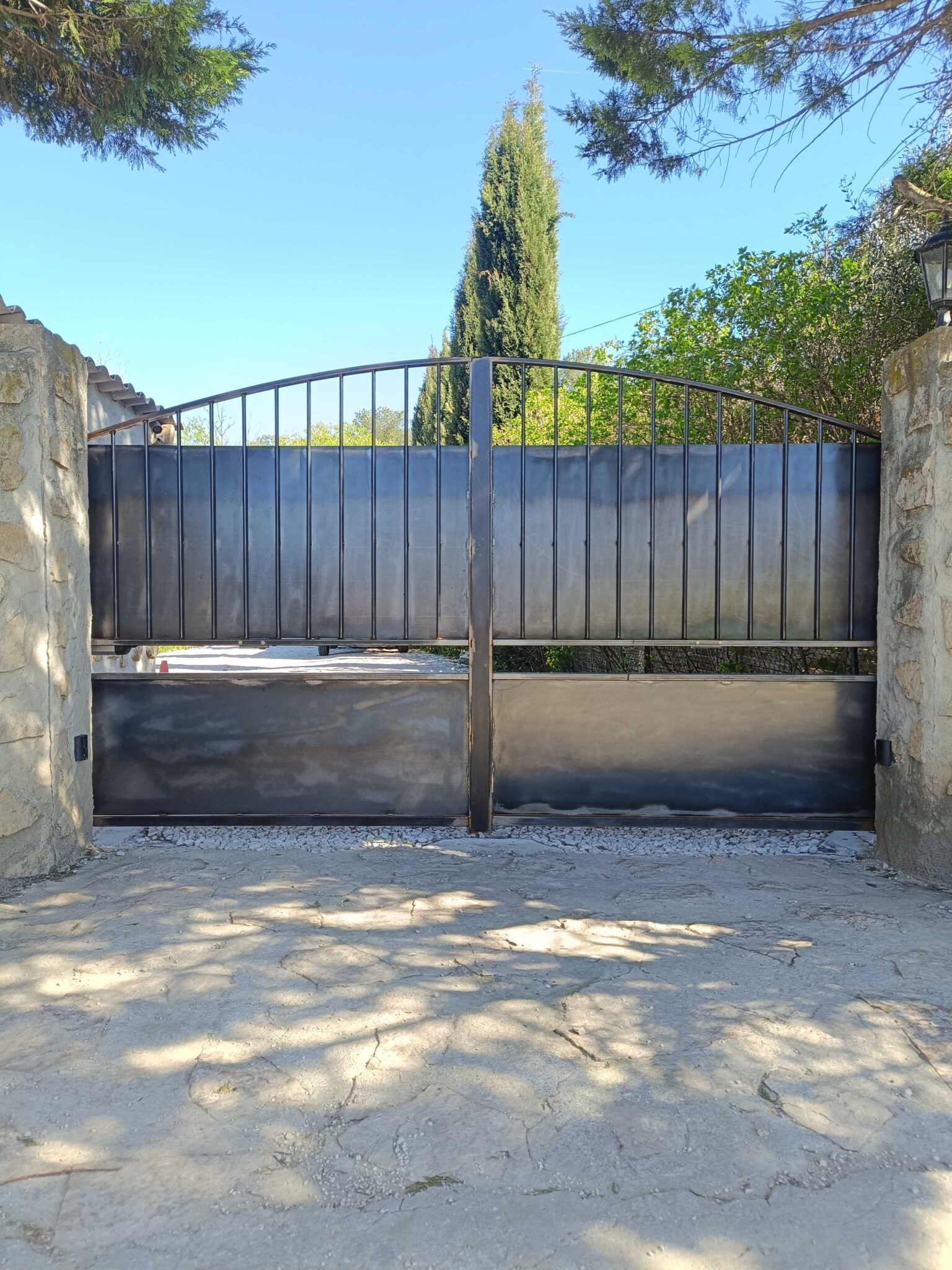 Portail sur mesure en fer plein avec lames inférieures et barreaux verticaux – fabrication LCMZ