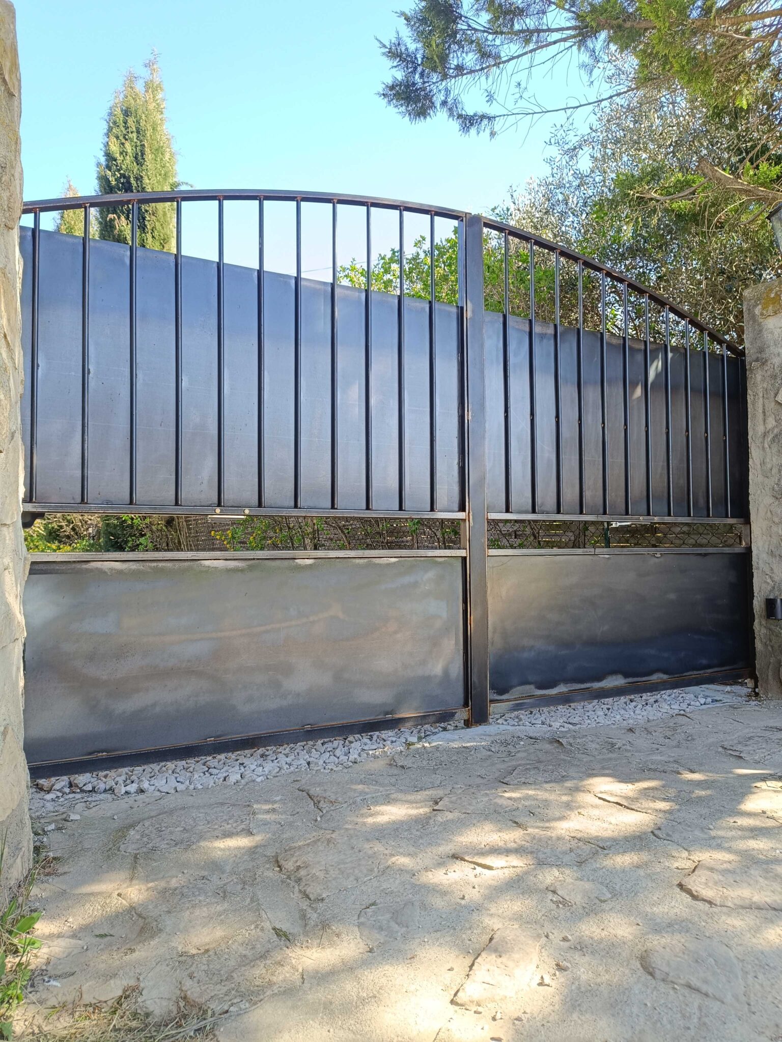 Portail en fer battant avec finition brute et barreaux verticaux – fabrication sur mesure