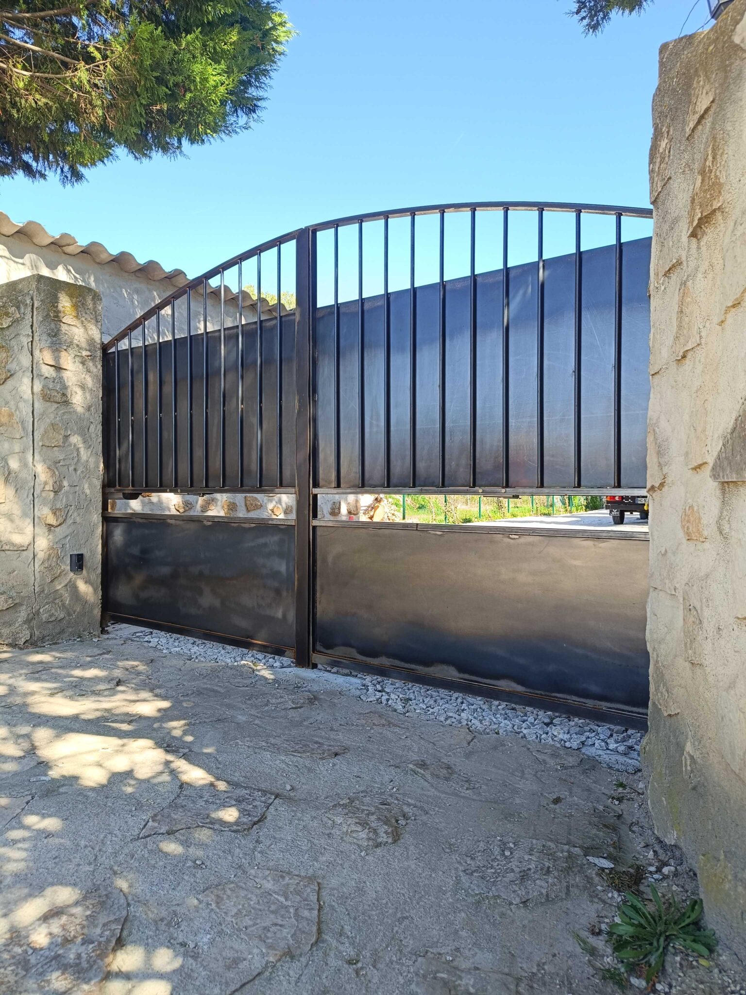 Portail en fer sur mesure avec barreaux verticaux – modèle plein brut à rouille naturelle