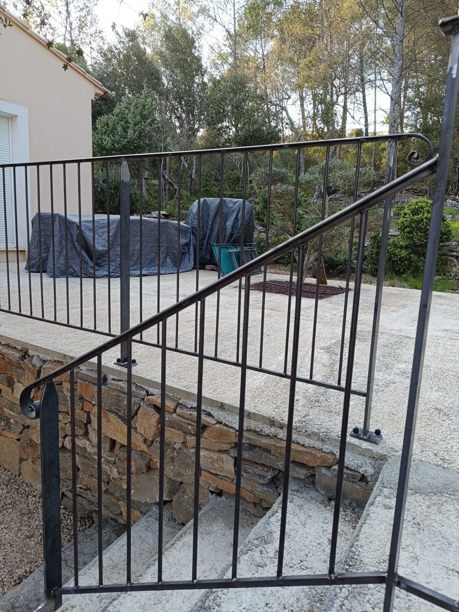 Garde-corps d’escalier en fer avec crosse – installation extérieure