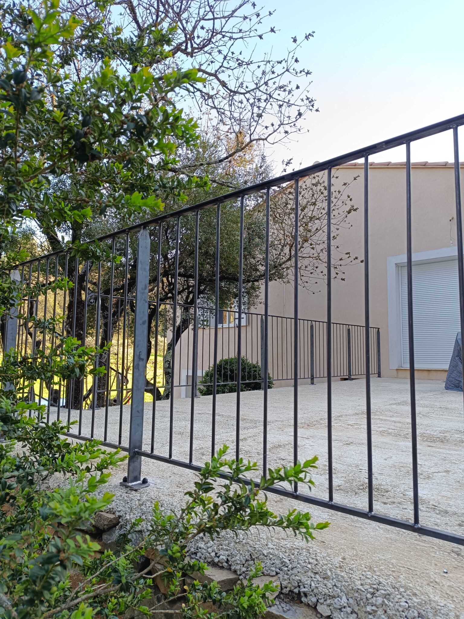Garde-corps extérieur en fer plat sur terrasse béton – LCMZ Métallerie