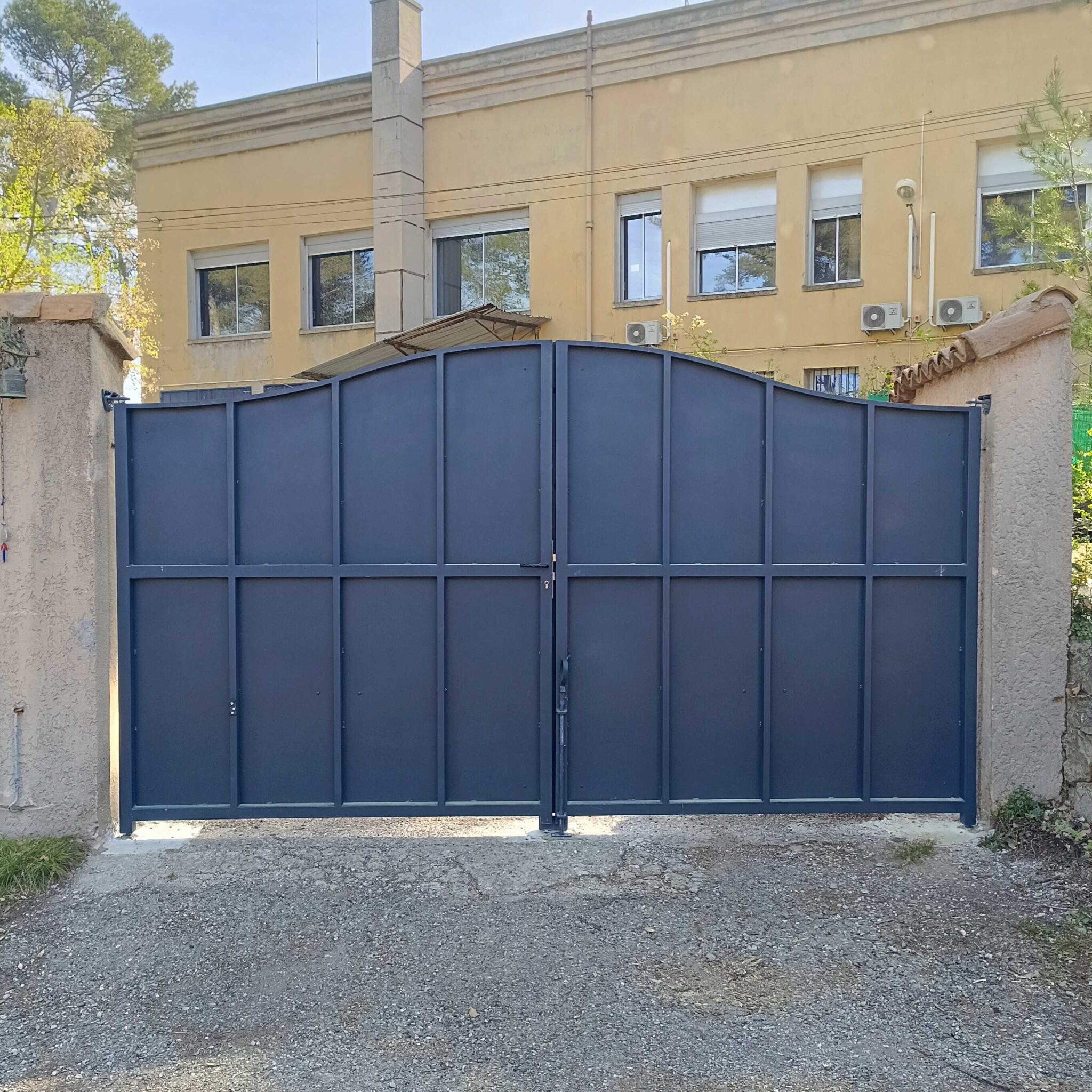 Portail acier plein avec renforts de structure – face intérieure vue depuis la propriété