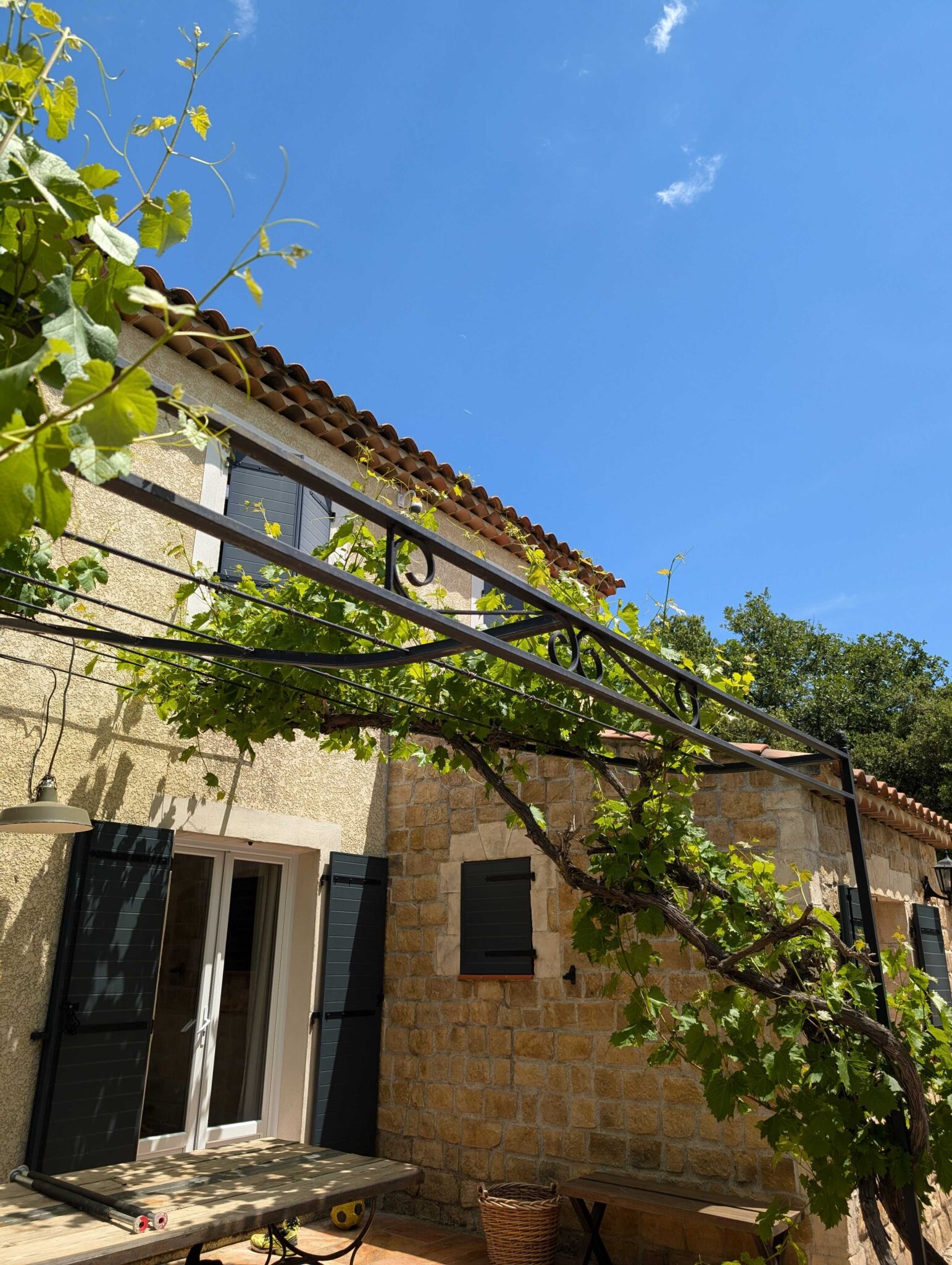 Pergola sur mesure en fer noir à Saint-Maximin-la-Sainte-Baume avec arceaux chapeau de gendarme et vigne grimpante