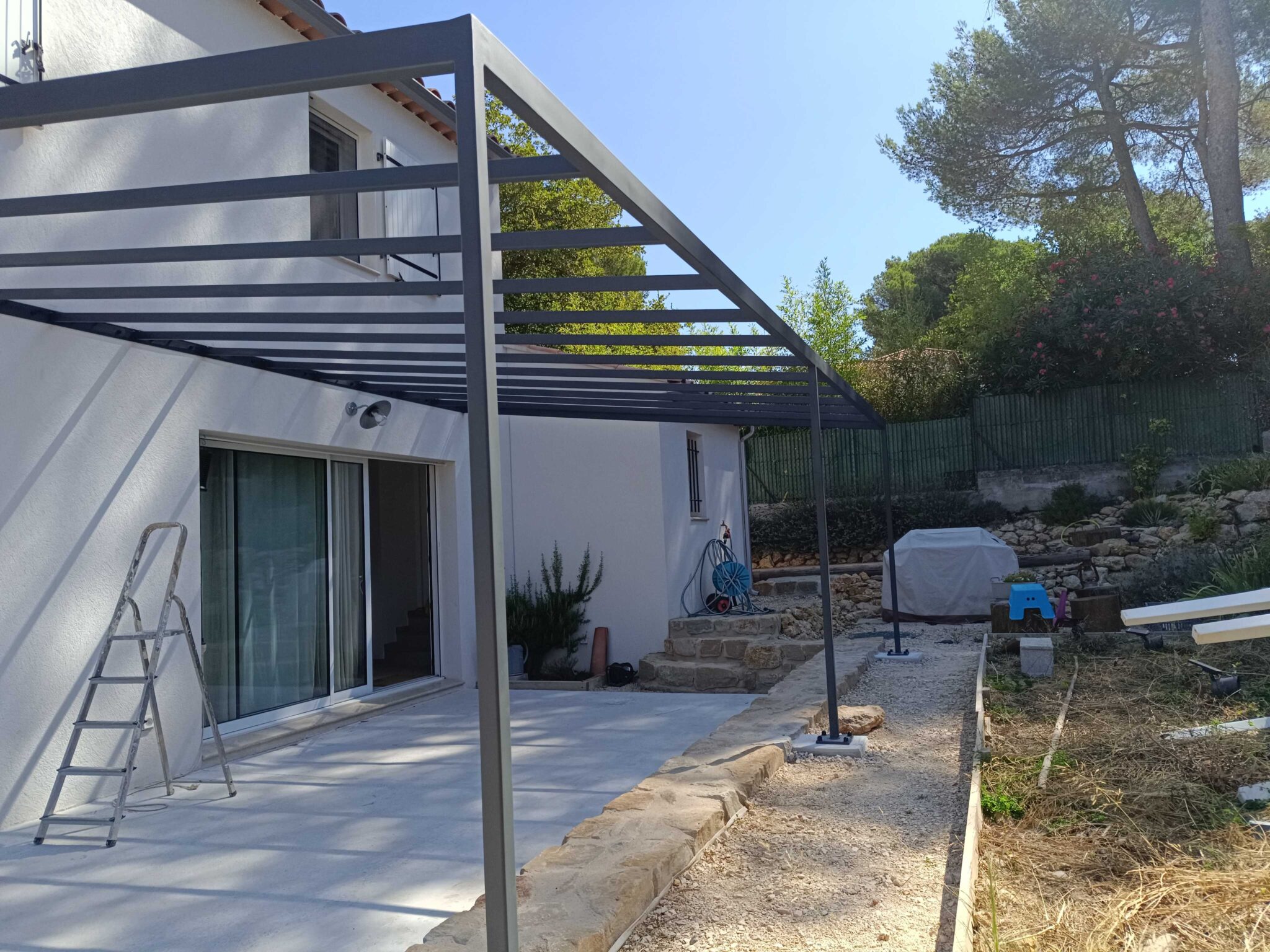Pergola sur mesure sur terrasse extérieure à Trets
