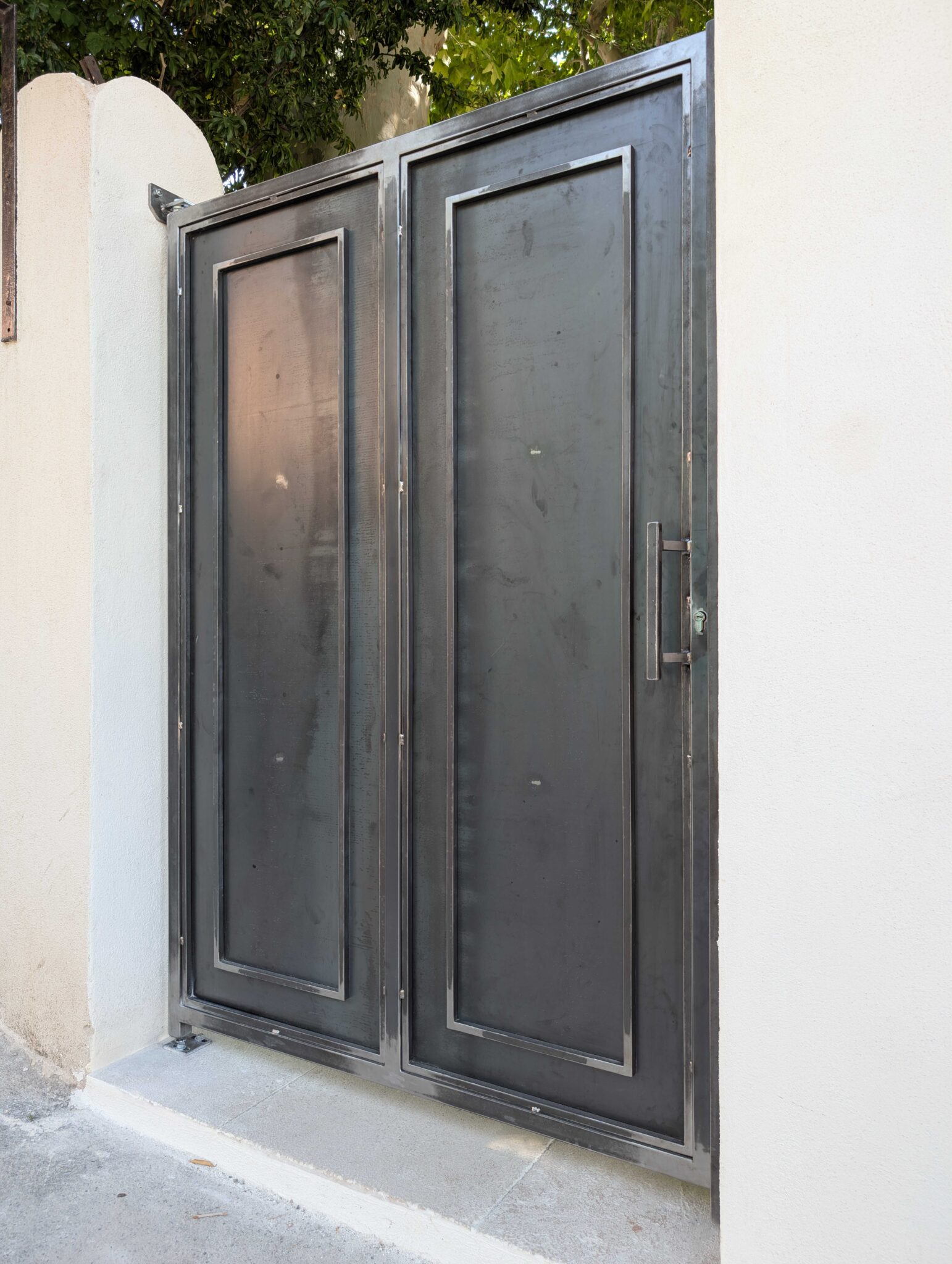 Porte de jardin en acier brut décoratif installée à Bouc-Bel-Air – vue ouverte
