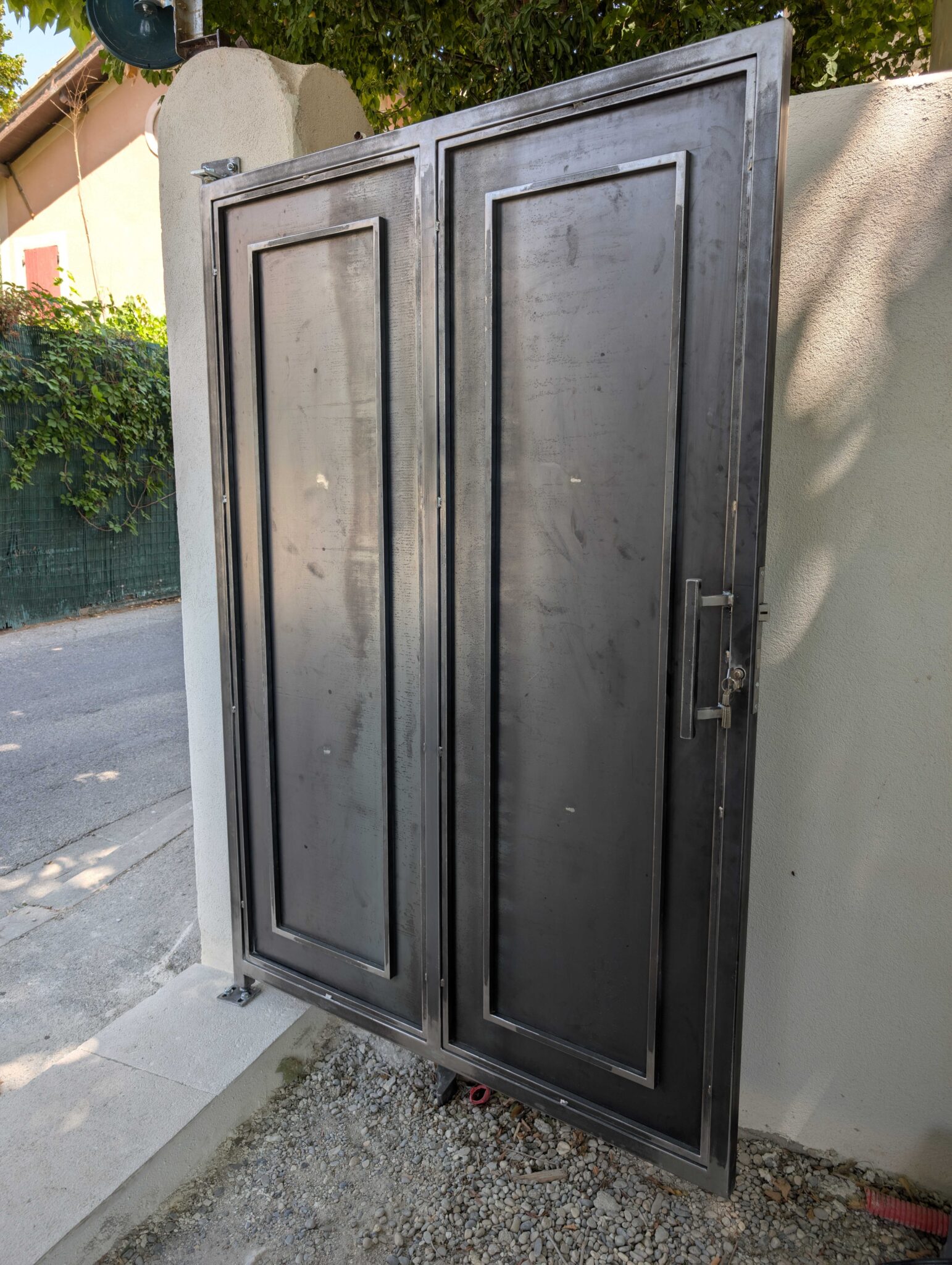 Porte de jardin en acier pleine et brute – fabrication sur mesure à Bouc-Bel-Air