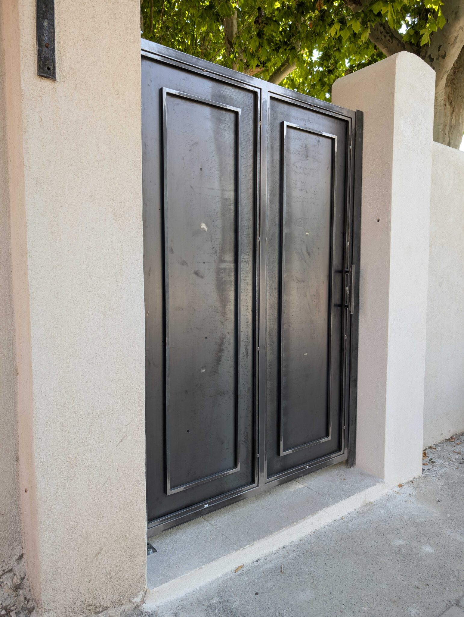 Porte acier brut avec cadre décoratif – installation Bouc-Bel-Air