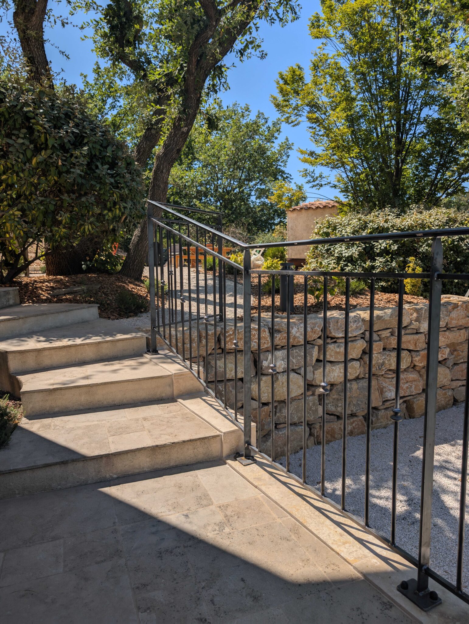 Garde-corps en fer forgé brut sur escalier extérieur – Bouc-Bel-Air