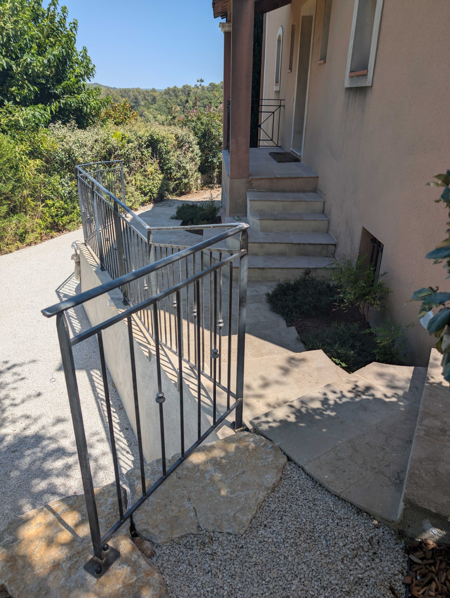 Garde-corps en fer forgé avec bagues décoratives sur terrasse