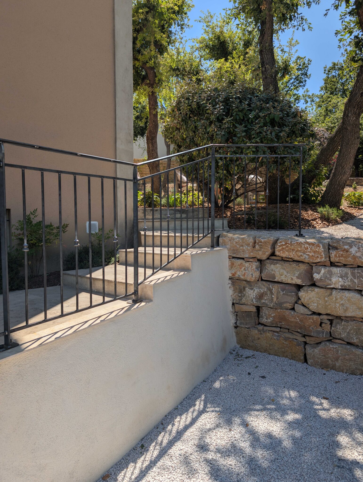 Garde-corps d’escalier en fer forgé – vue depuis le jardin