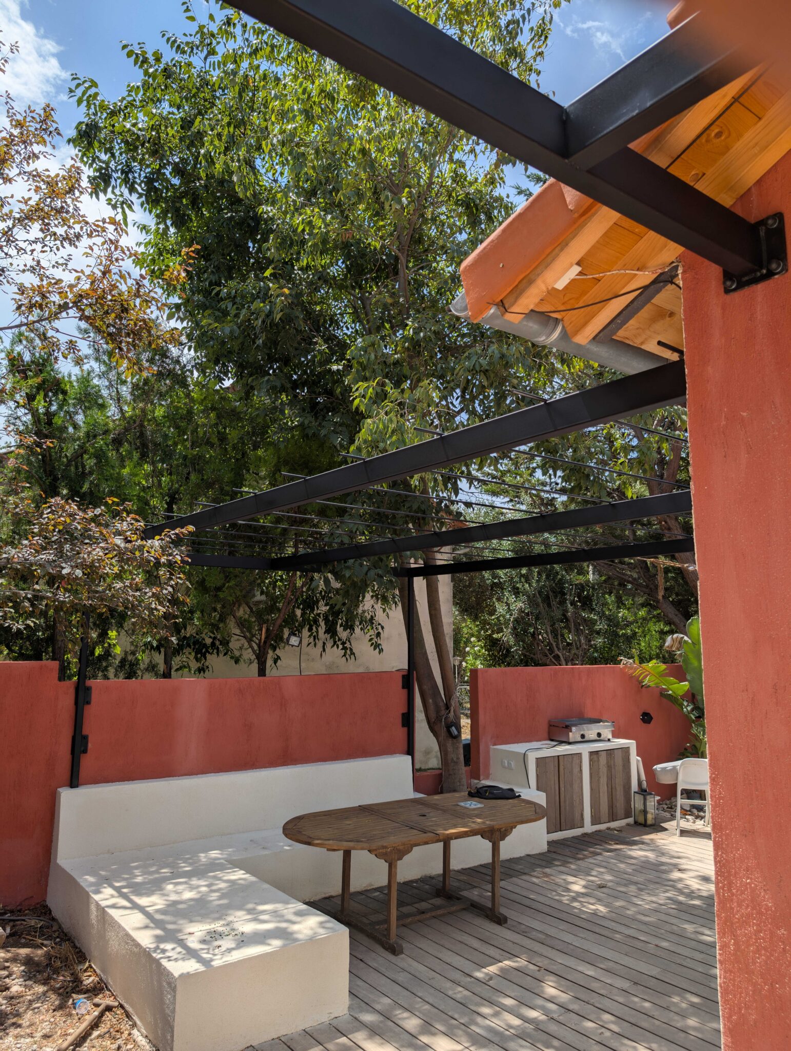 Pergola en acier noir mat installée dans une cour à Marseille 14e, destinée à recevoir des canisses pour créer une zone ombragée.