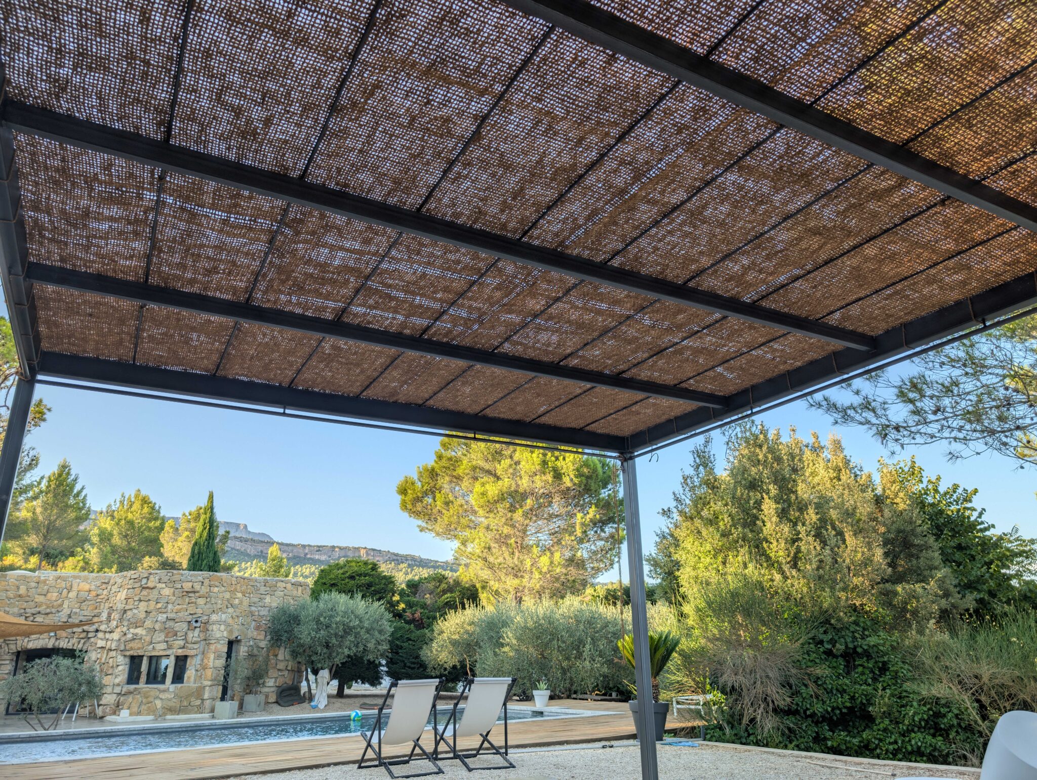 Pergola en acier sur mesure 6x4m avec toile coco à Châteauneuf-le-Rouge