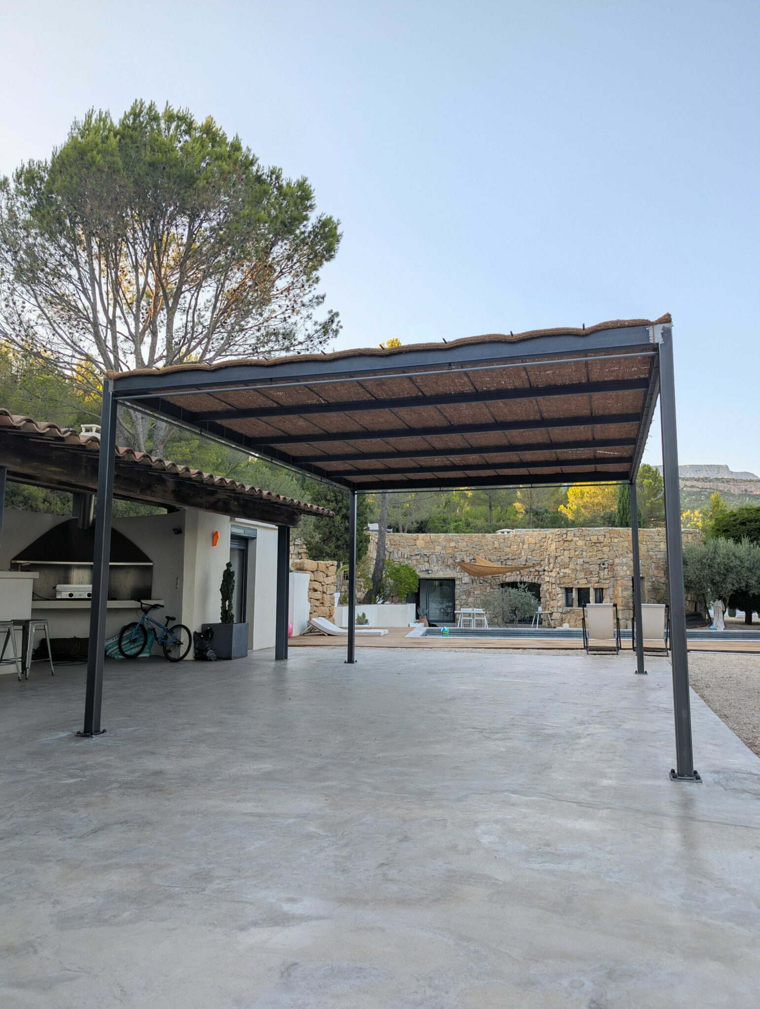 Pergola acier finition vernis 2K antirouille avec toile coco