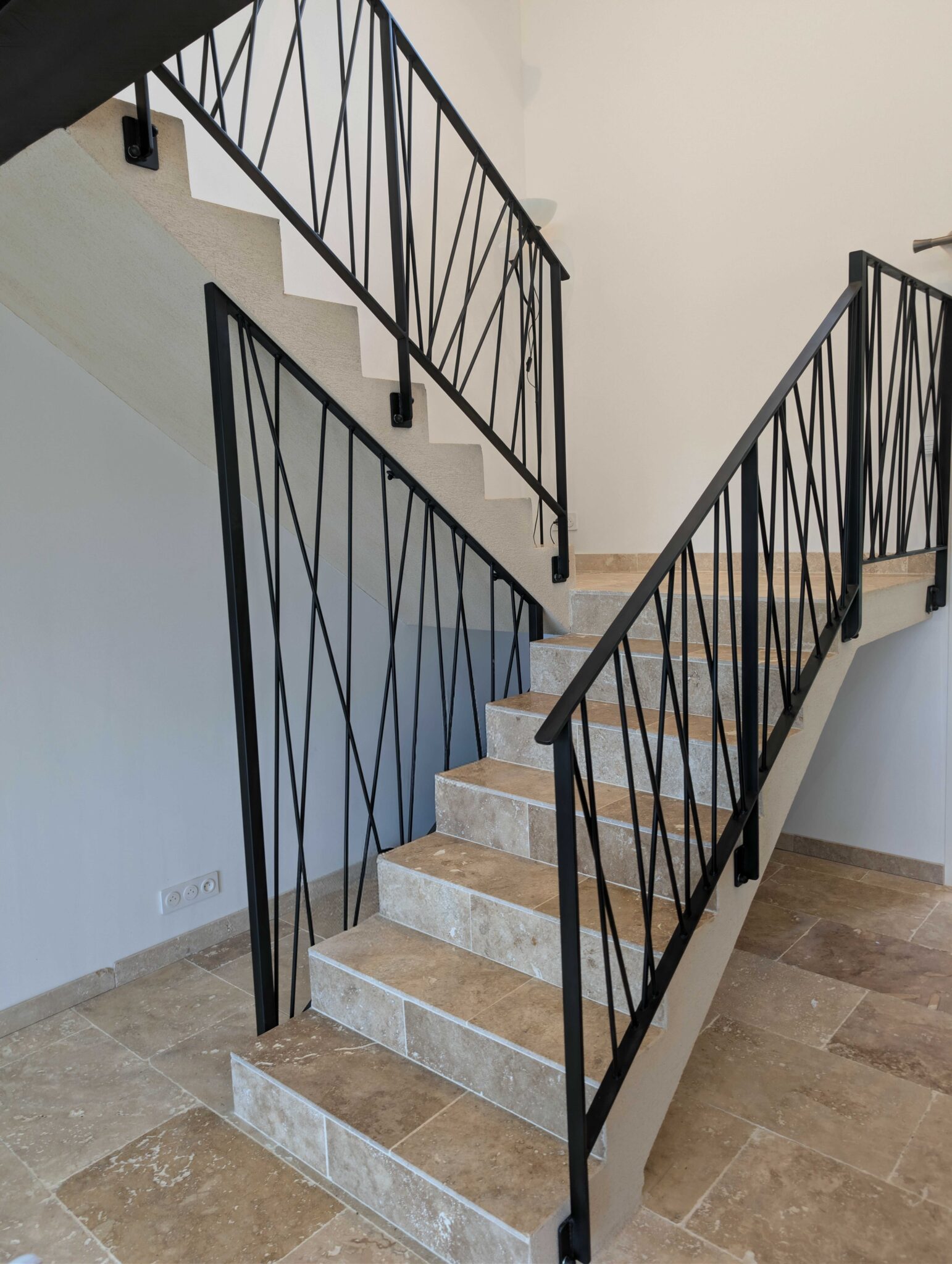 Garde-corps en fer sur mesure à Nans-les-Pins avec peinture noire mat carrosserie