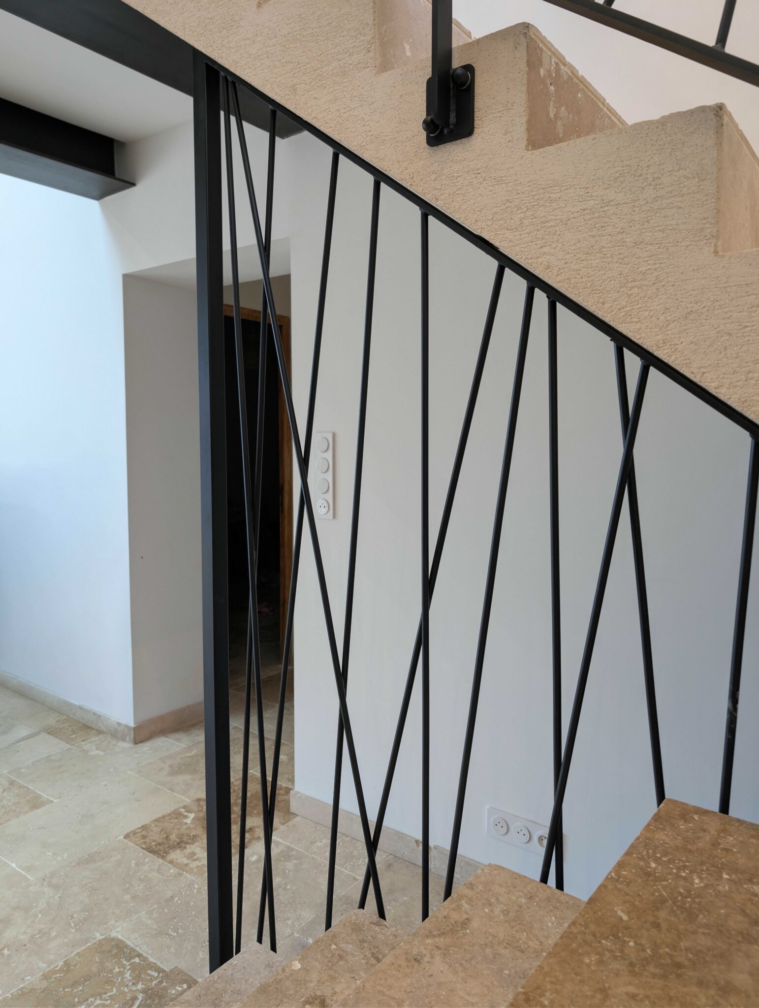 Claustra en fer sur mesure à Nans-les-Pins avec design moderne et finition noire mat