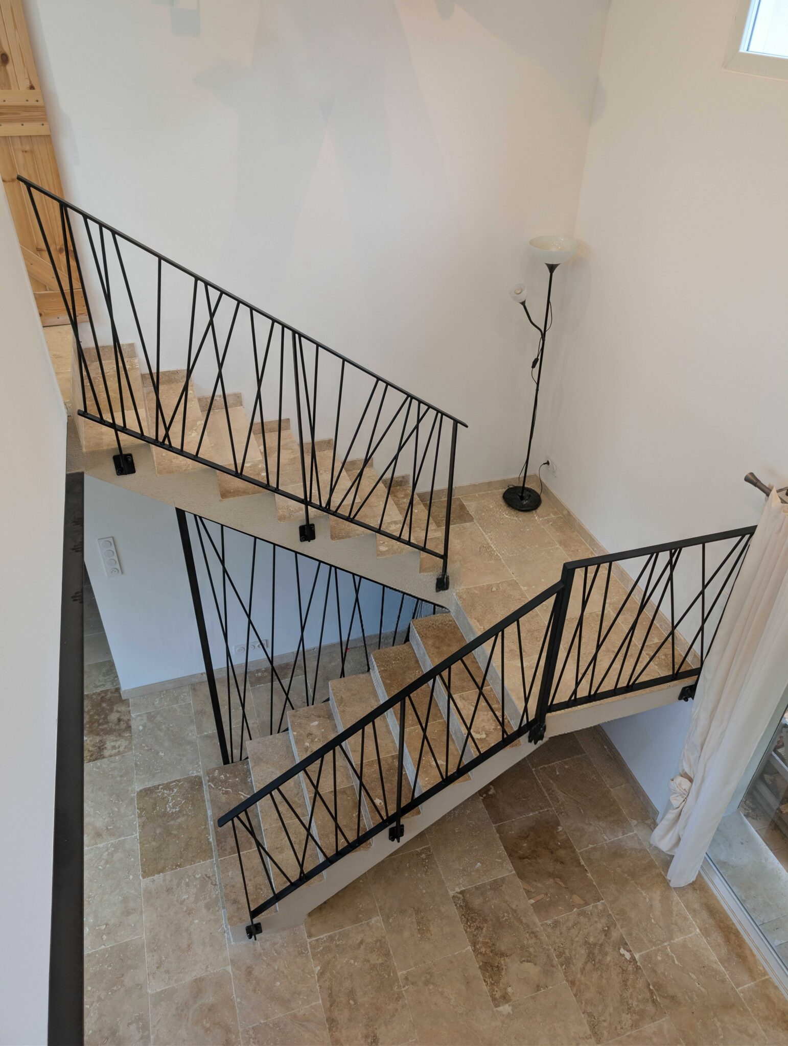 Garde-corps en acier sur escalier avec barreaudage croisé à Nans-les-Pins