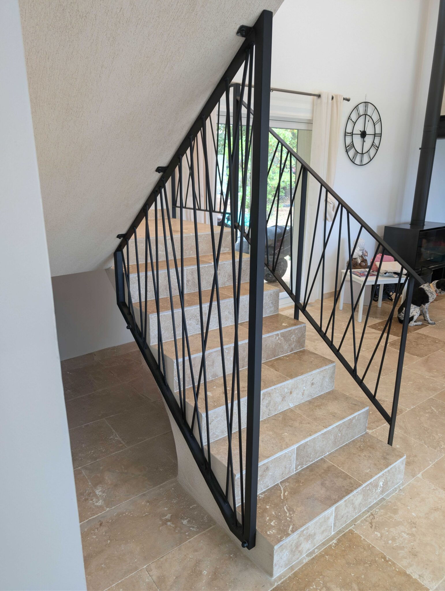 Garde-corps et claustra d’escalier en acier noir mat à Nans-les-Pins
