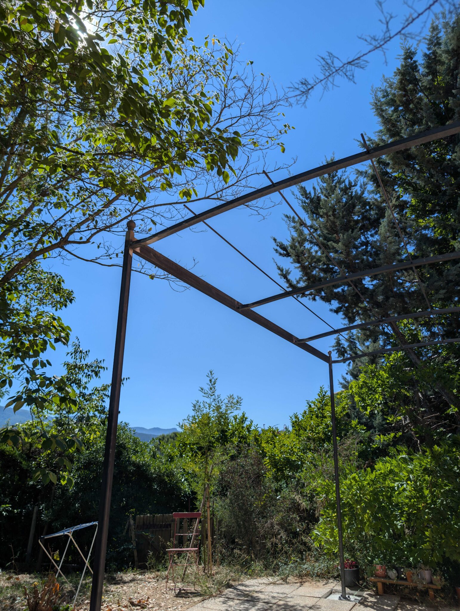 Structure pergola en fer forgé brute à Saint-Zacharie pour vignes grimpantes