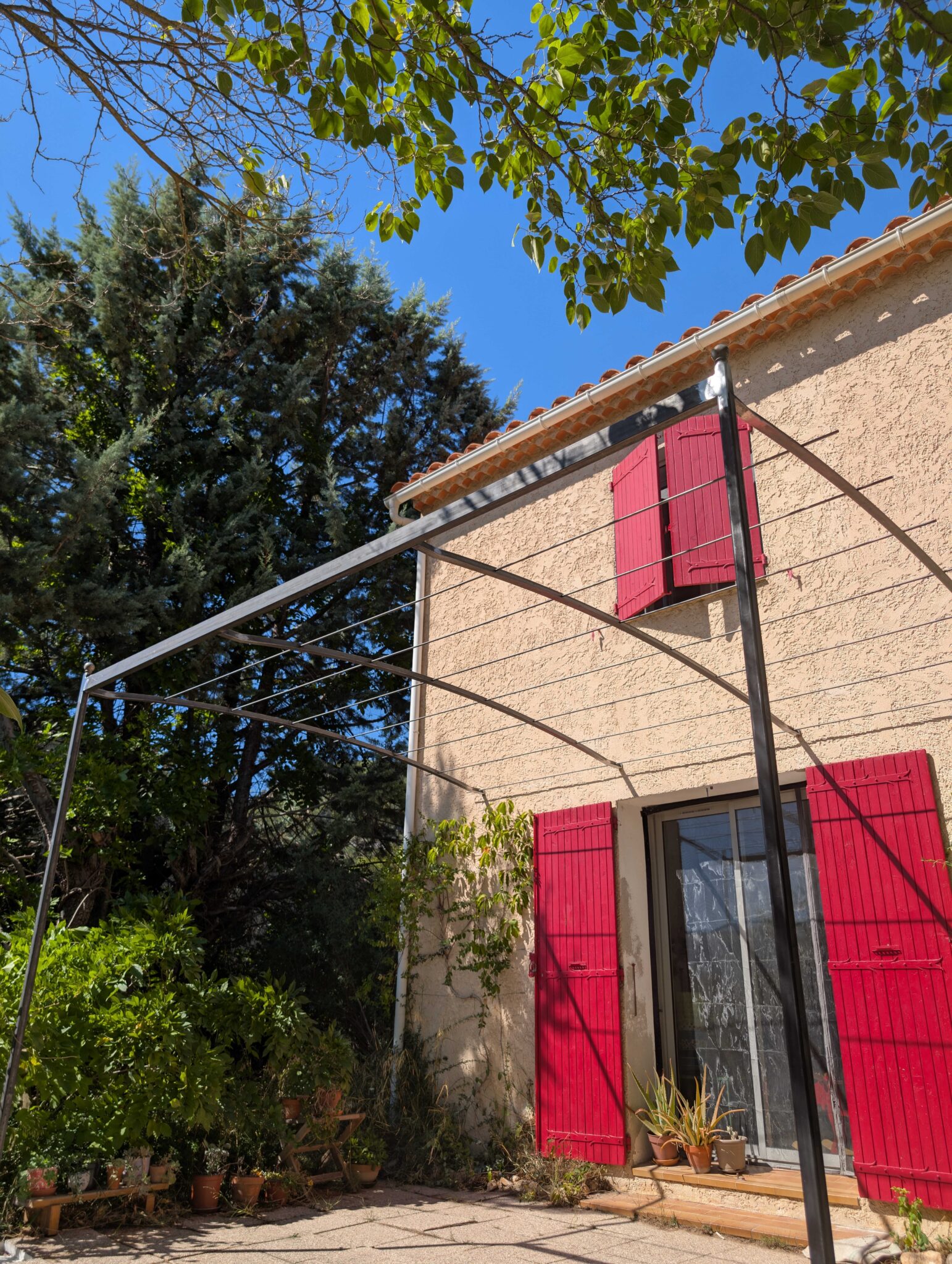Pergola en acier forgé brut sur façade de maison à Saint-Zacharie