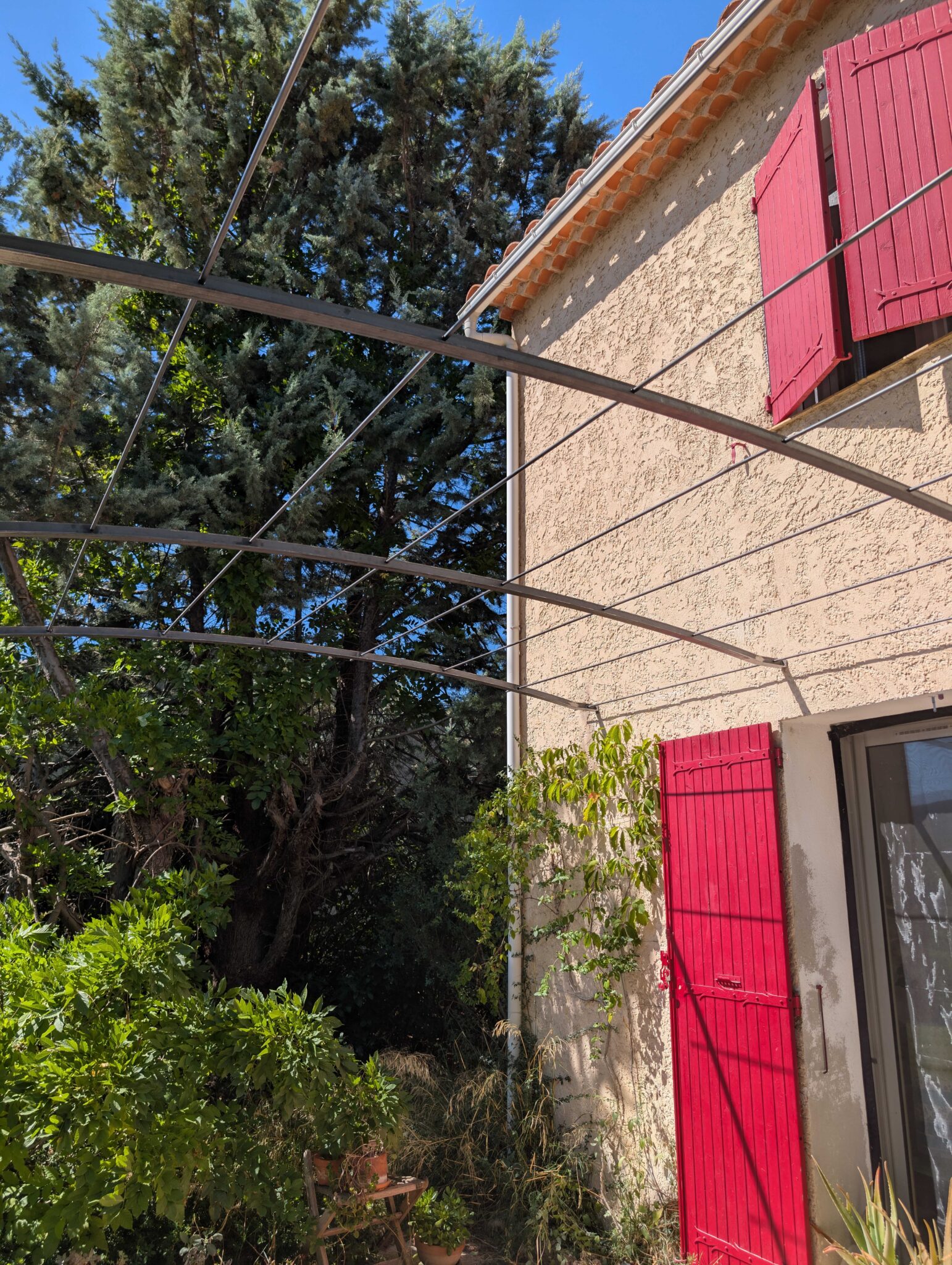 Pergola en fer forgé brute de style provençal à Saint-Zacharie